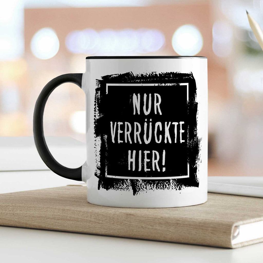 Bedruckte Tasse mit Spruch - "Nur Verrückte hier!"