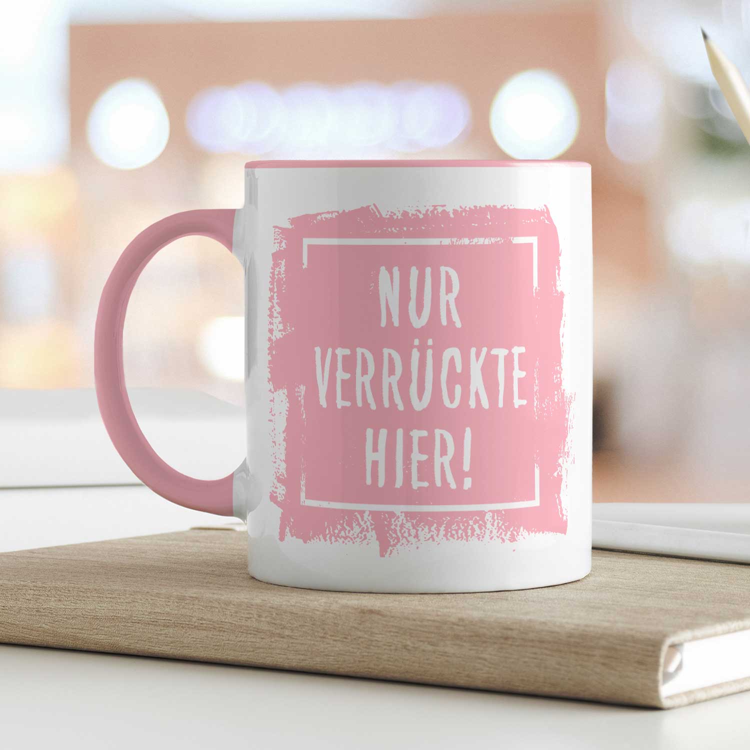 Bedruckte Tasse mit Spruch - "Nur Verrückte hier!"