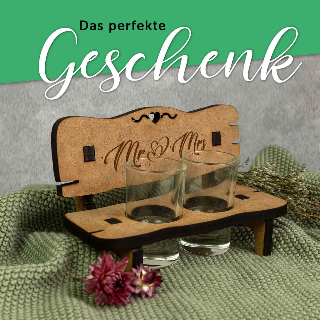 Gravierte Schnapsbank im Mr & Mrs Design + 2 Schnapsgläser