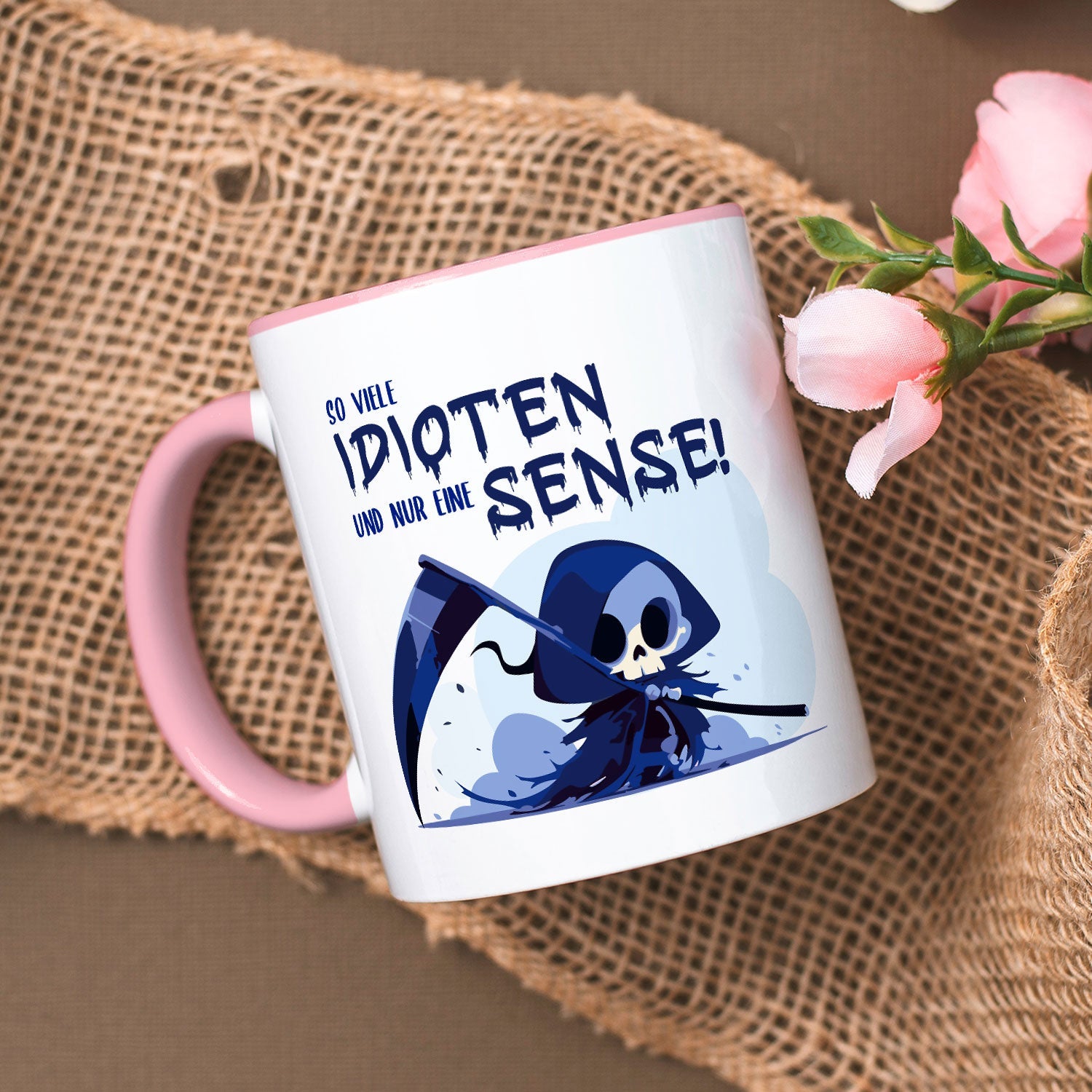 Bedruckte Tasse mit Spruch in blau - So viele Idioten und nur eine Sense