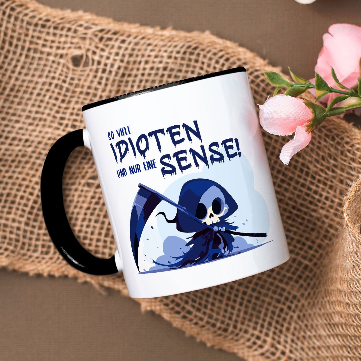 Bedruckte Tasse mit Spruch in blau - So viele Idioten und nur eine Sense