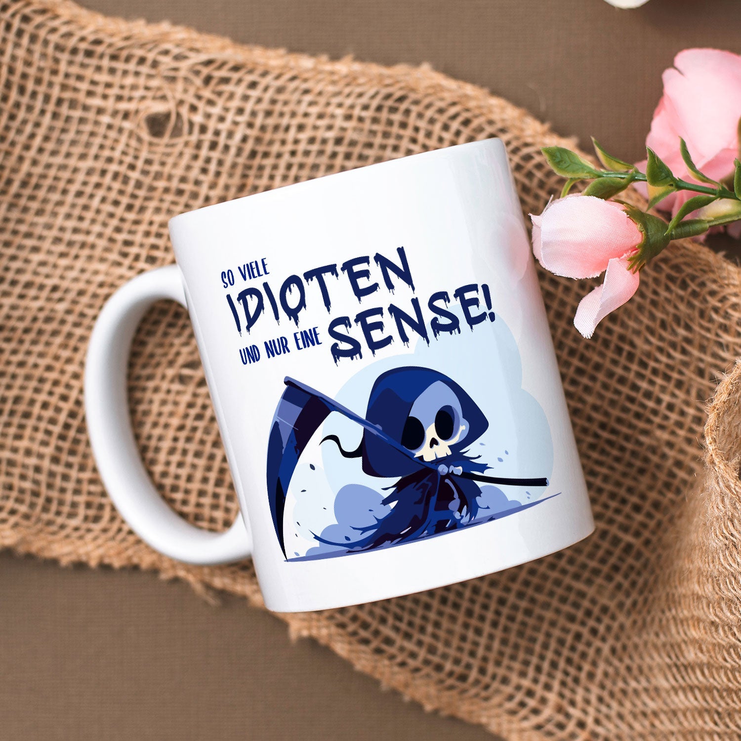 Bedruckte Tasse mit Spruch in blau - So viele Idioten und nur eine Sense