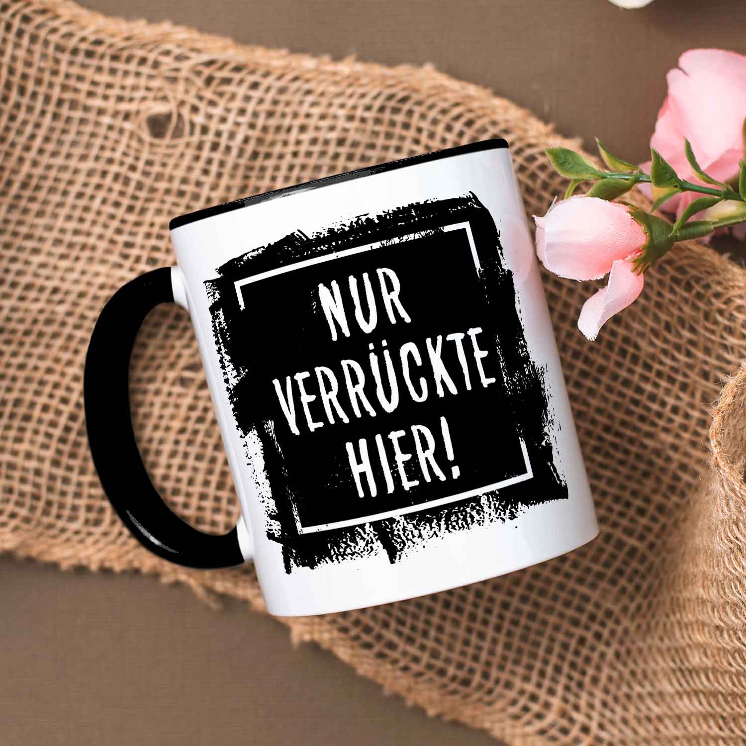 Bedruckte Tasse mit Spruch - "Nur Verrückte hier!"