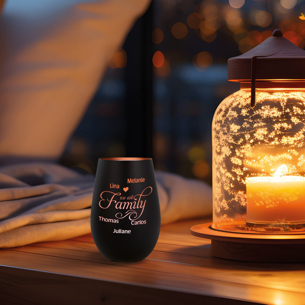 Deko Windlicht aus Glas mit Gravur - We are Family - Personalisiert mit bis zu fünf Namen