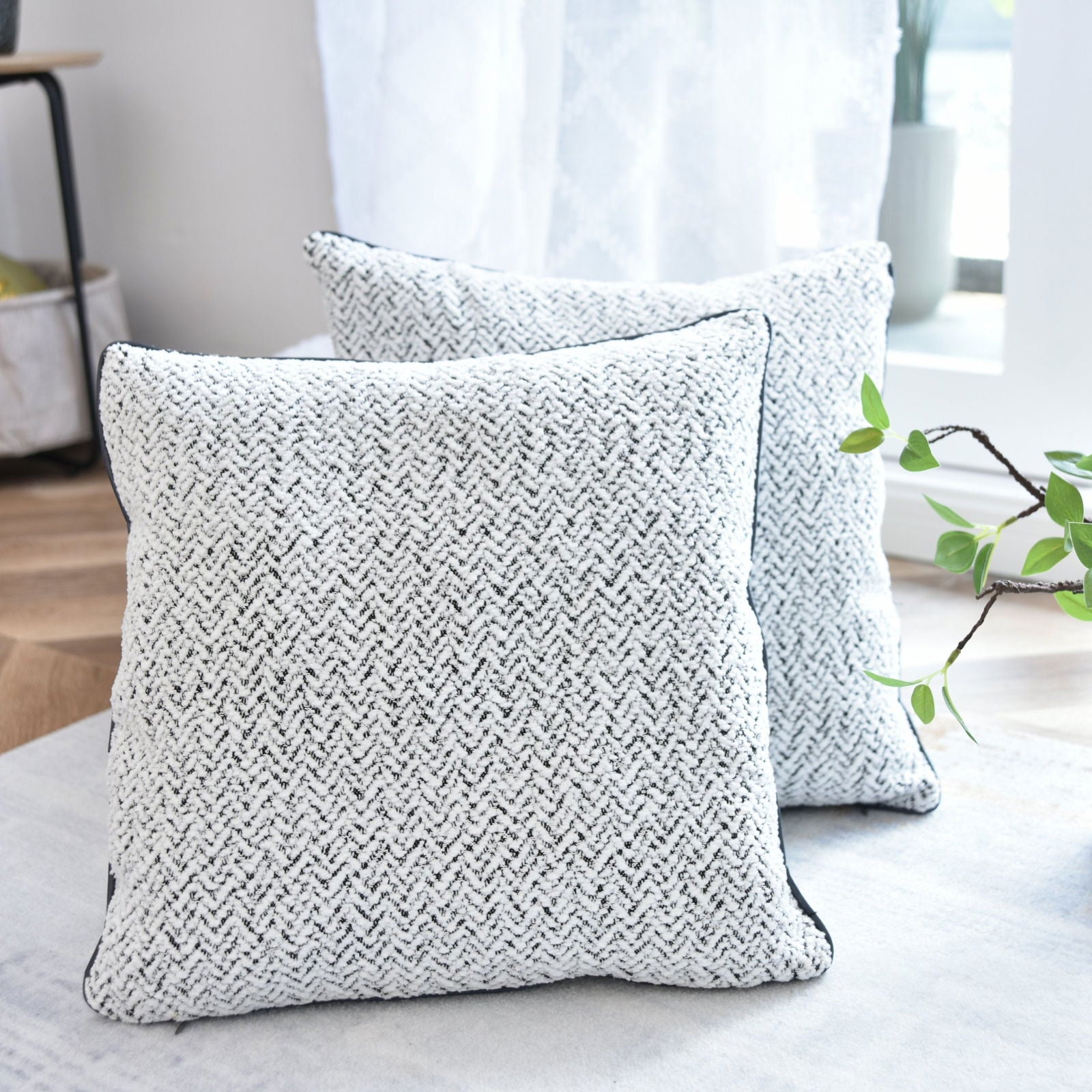 2er Set Chenille Dekokissen Bouclé-Optik LxB 40x40 cm Weiß Schwarz »MONTANA« mit Eleganter Schwarzer Paspelierung Reißverschluss Weicher Füllung 2023330K-2