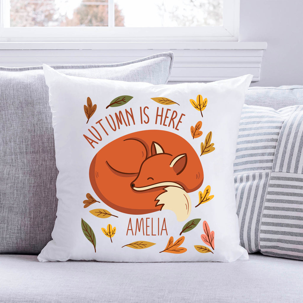 Bedrucktes Kissen mit Spruch Autumn is here mit Wunschname