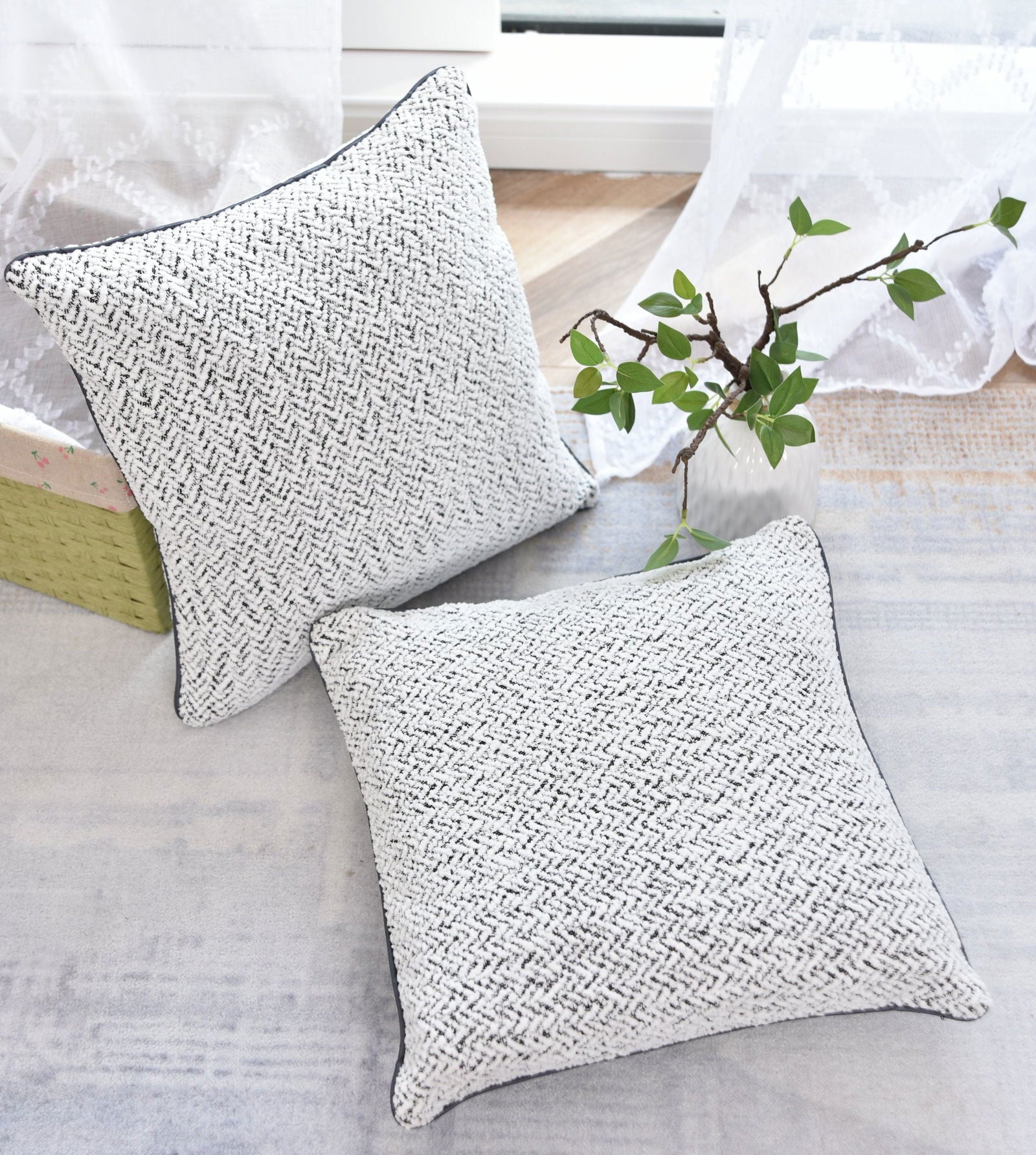 Chenille Dekokissen Bouclé-Optik LxB 40x40 cm Weiß Schwarz »MONTANA« mit Eleganter Schwarzer Paspelierung Reißverschluss Weicher Füllung 2023330K