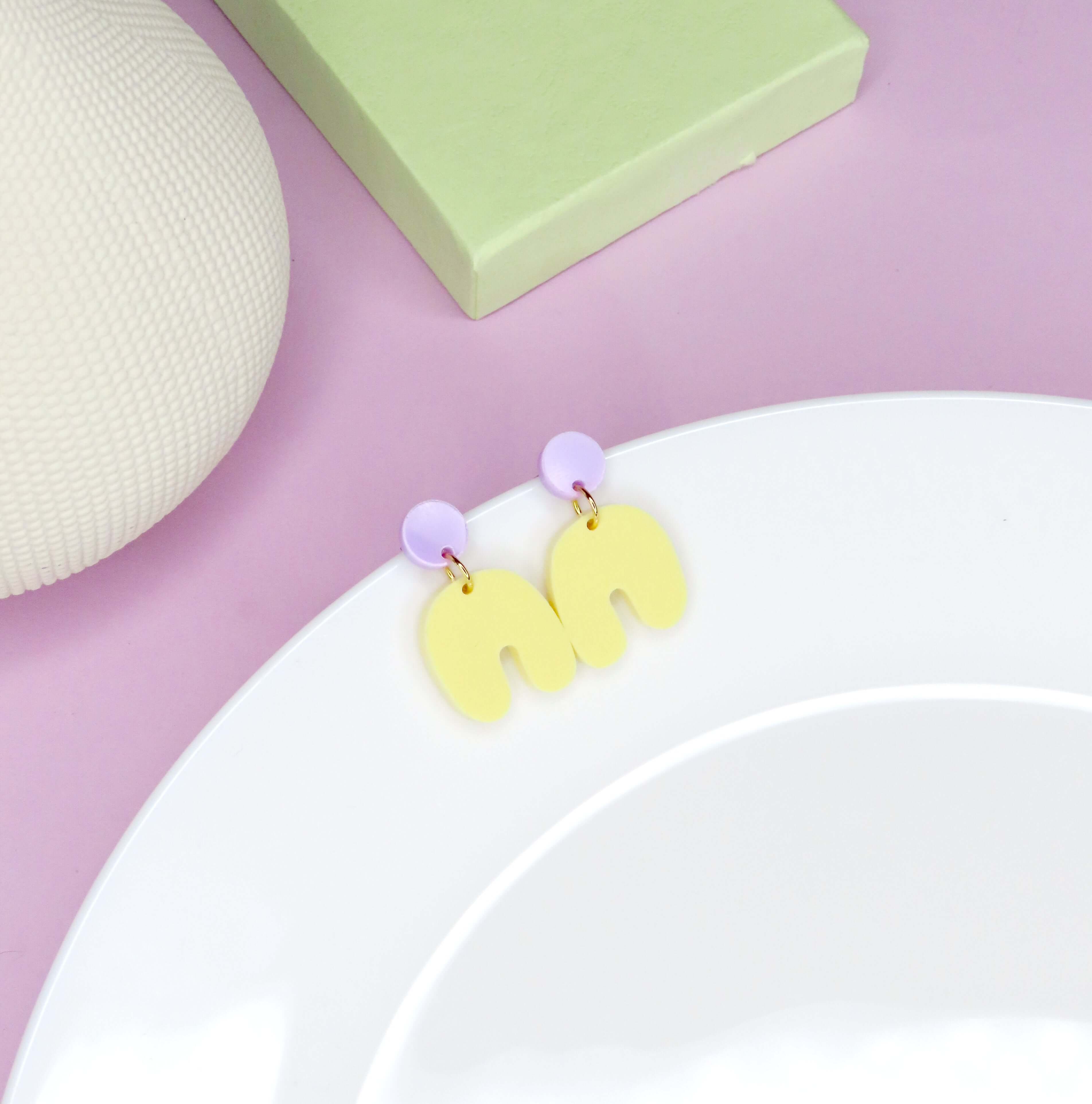 Kleine Squishy Arch Bogen Ohrringe in flieder hellgelb
