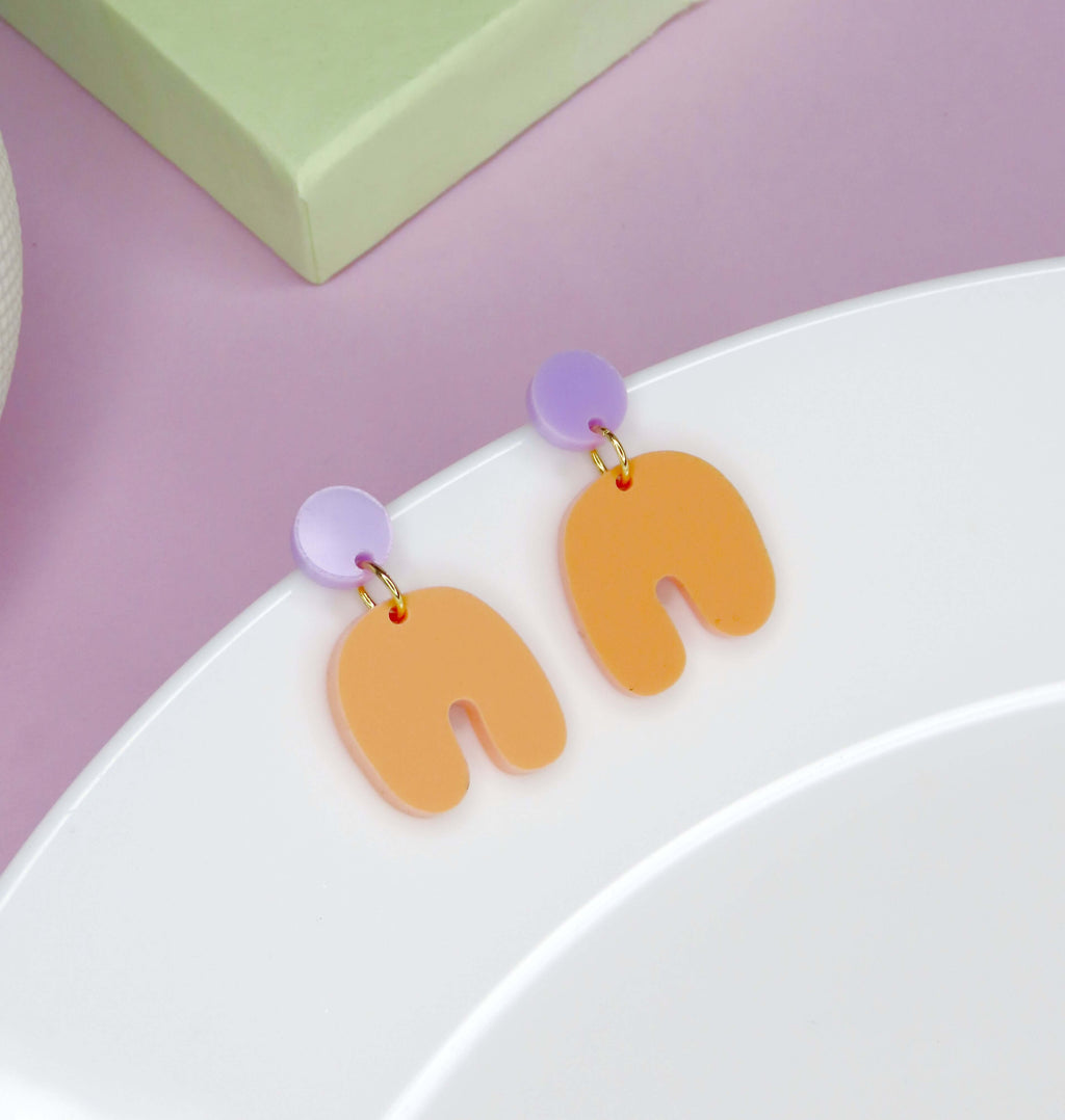 Kleine Squishy Arch Bogen Ohrringe in flieder peach