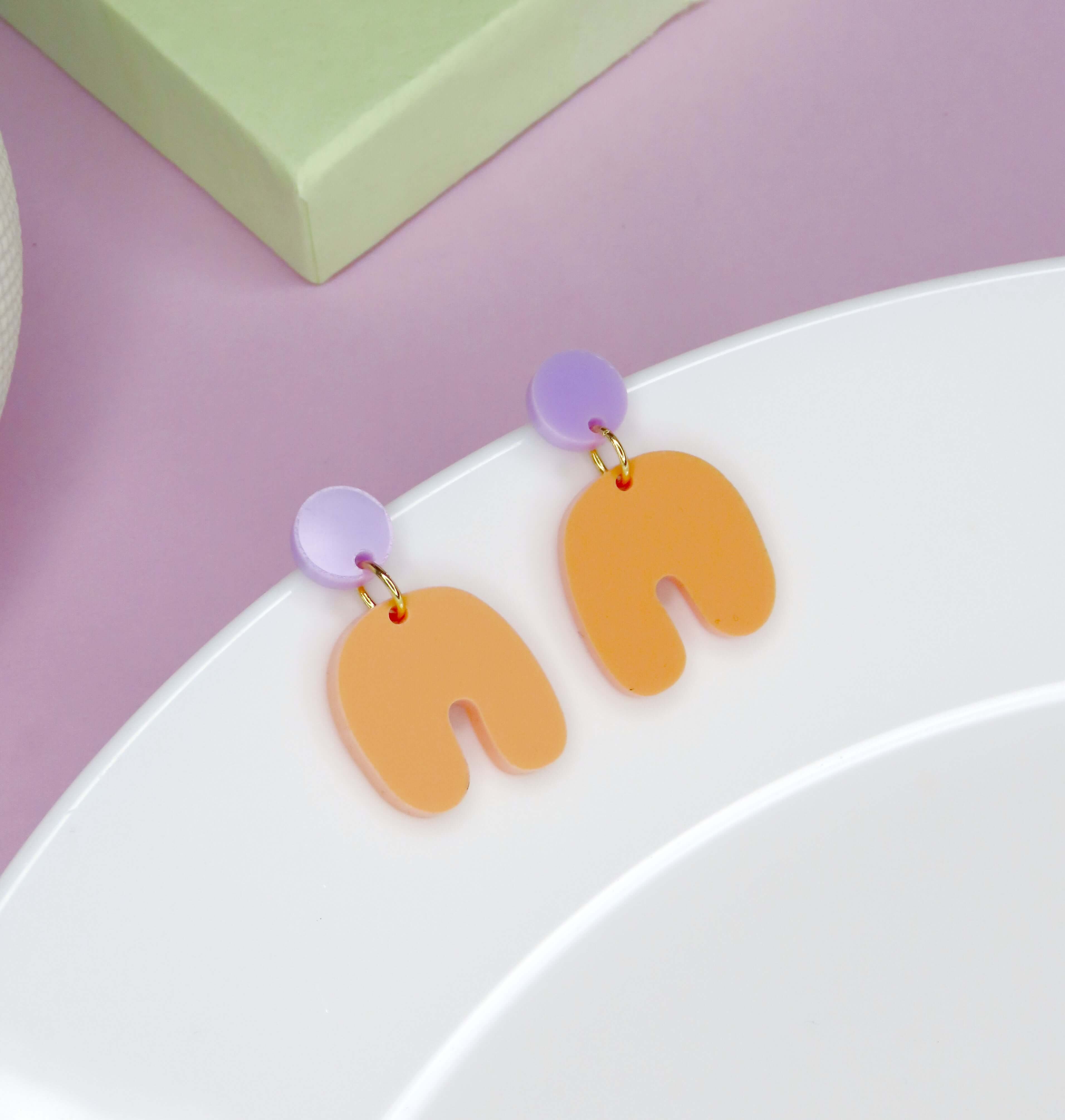 Kleine Squishy Arch Bogen Ohrringe in flieder peach