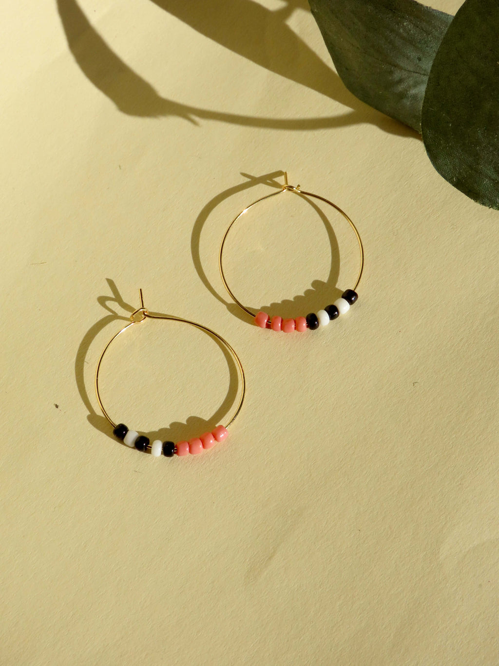 Hoops aus vergoldetem Edelstahl mit Toho Seed Perlen