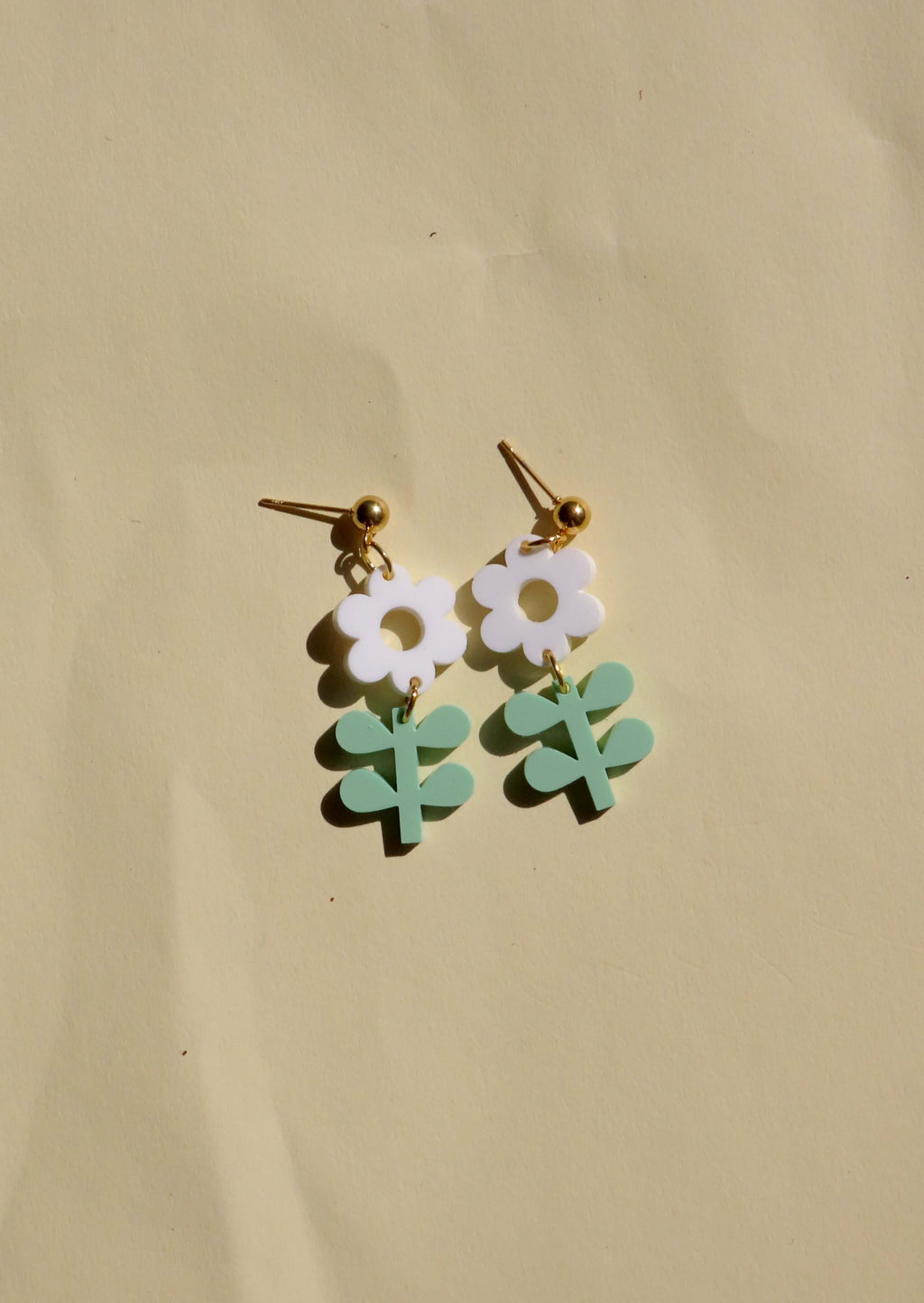 Statement-Ohrringe Blume & Blatt – Frühlingshafte Blumenohrringe in Weiß und Mint
