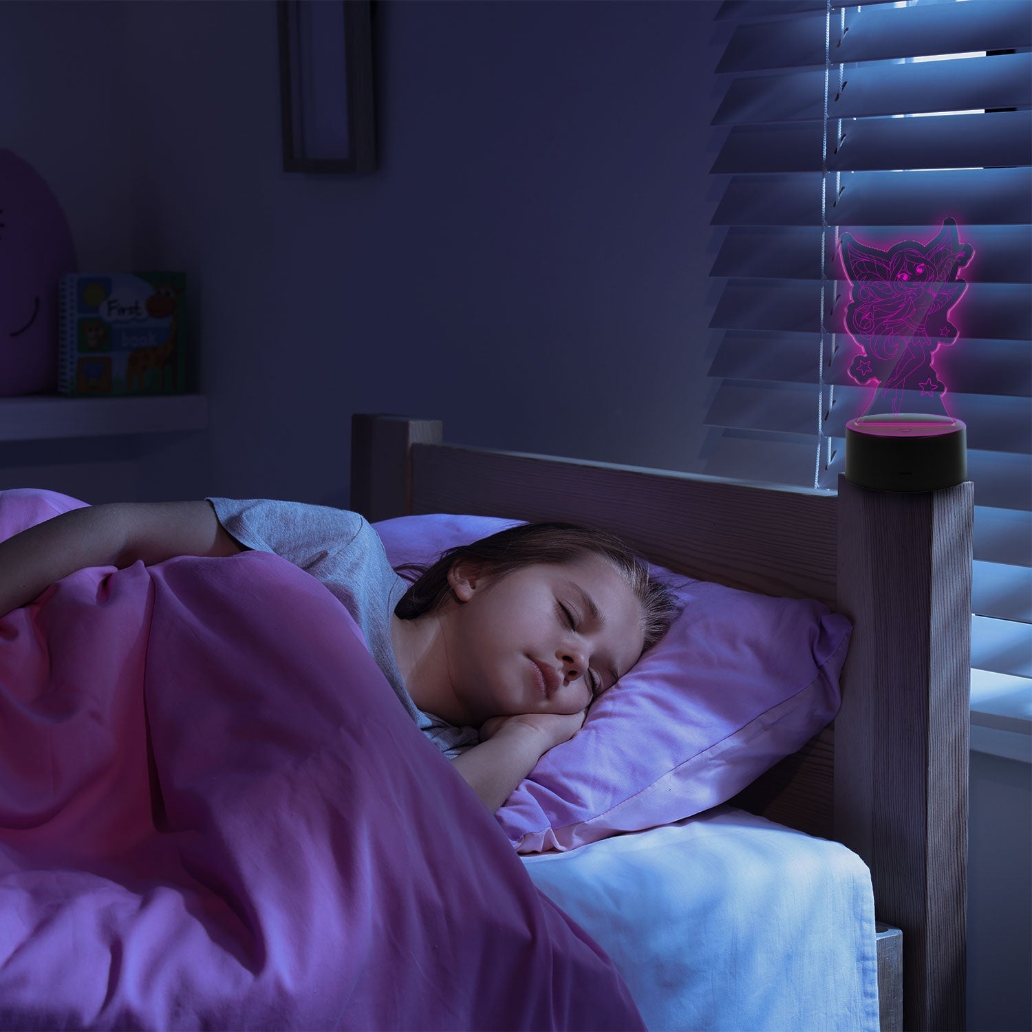 Graviertes Acrylglas im Fee Design mit LED-Sockel