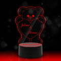 Graviertes Acrylglas im Teddy Herz Design mit LED-Sockel