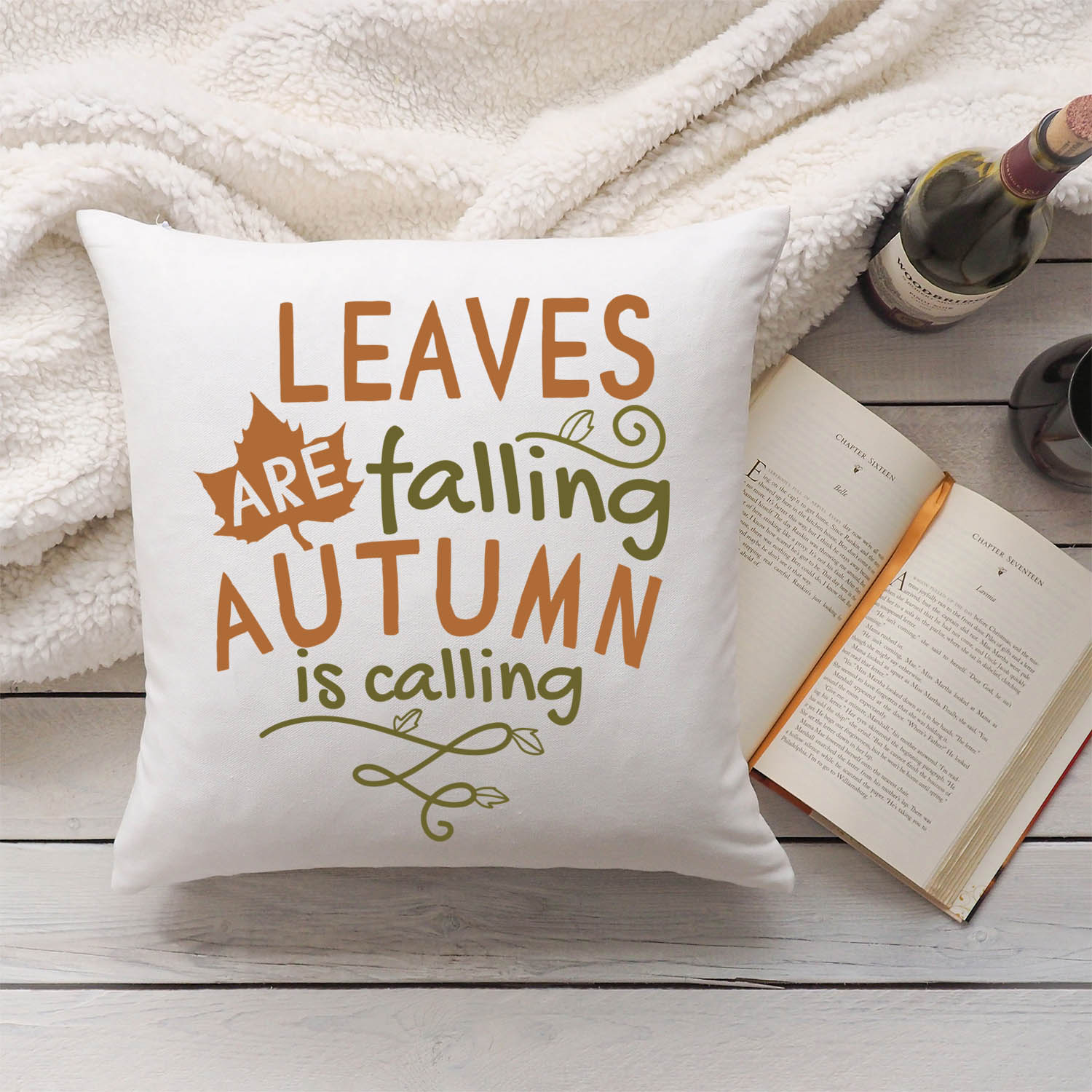 Bedrucktes Kissen mit Spruch Leaves are falling autumn is calling