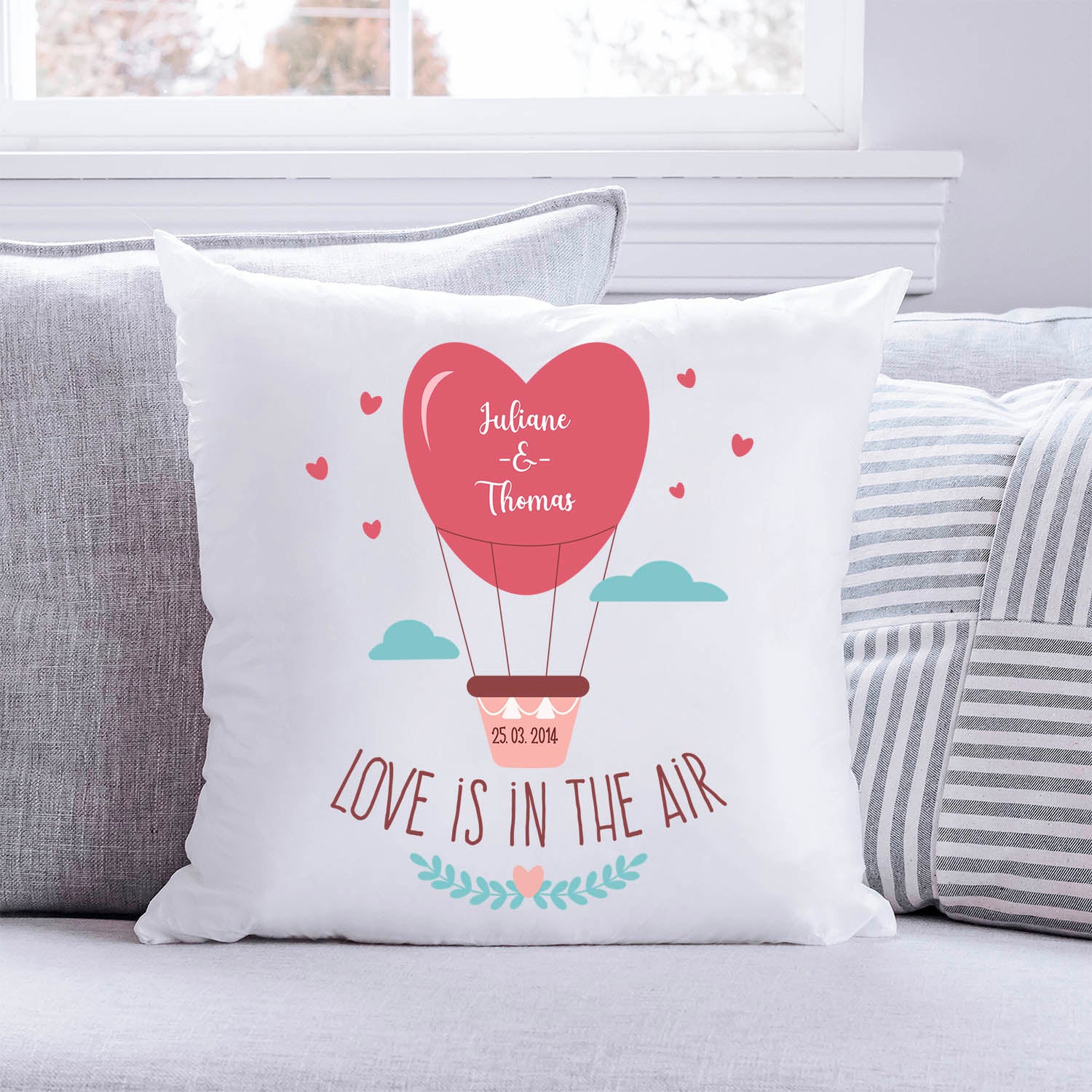 Bedrucktes Kissen mit Motiv Love is in the air