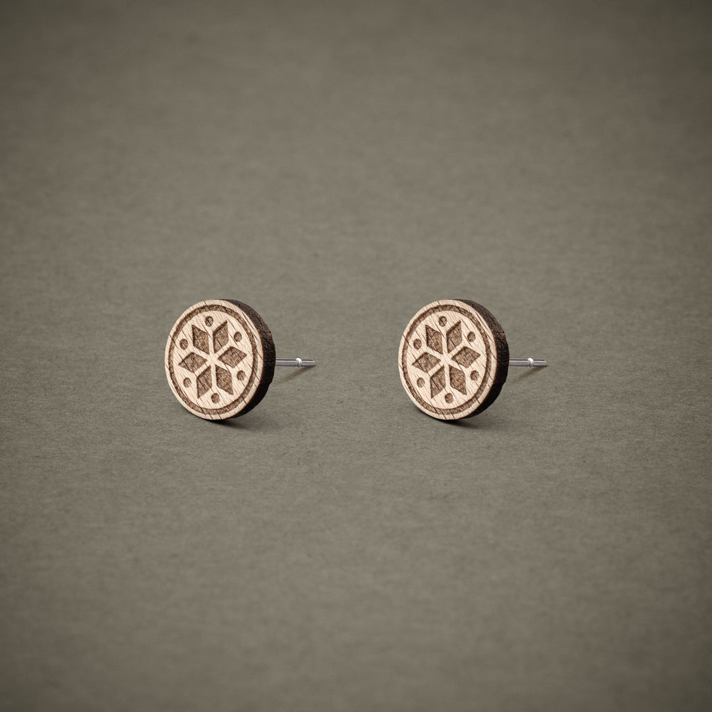 Ohrstecker aus Holz | geometrische Blume hell