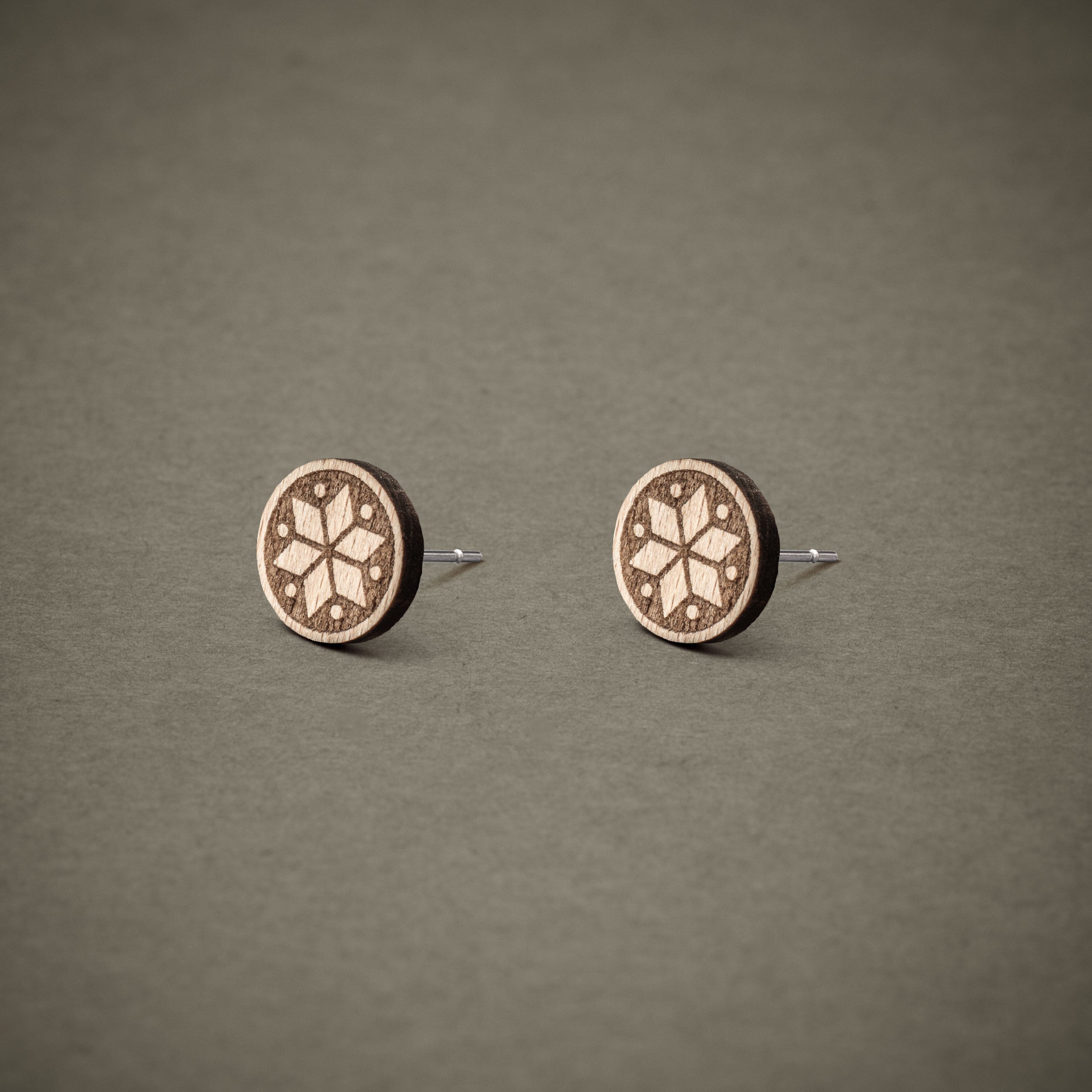 Ohrstecker aus Holz | geometrische Blume dunkel