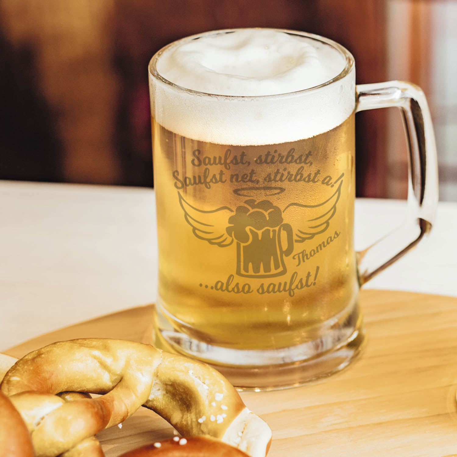 Montana Bierkrug mit Gravur "Saufst, stirbst, saufst net, stirbst a" mit Namen