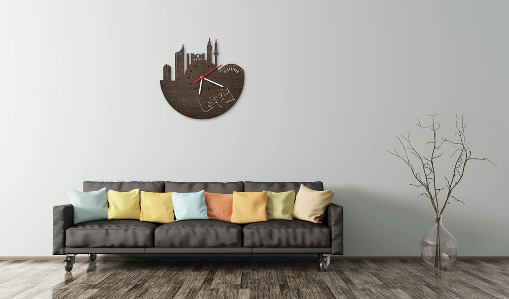 Wanduhr aus Holz Skyline Leipzig