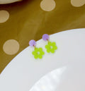 Single Daisy Acryl Ohrringe mit Edelstahlstecker in flieder lime