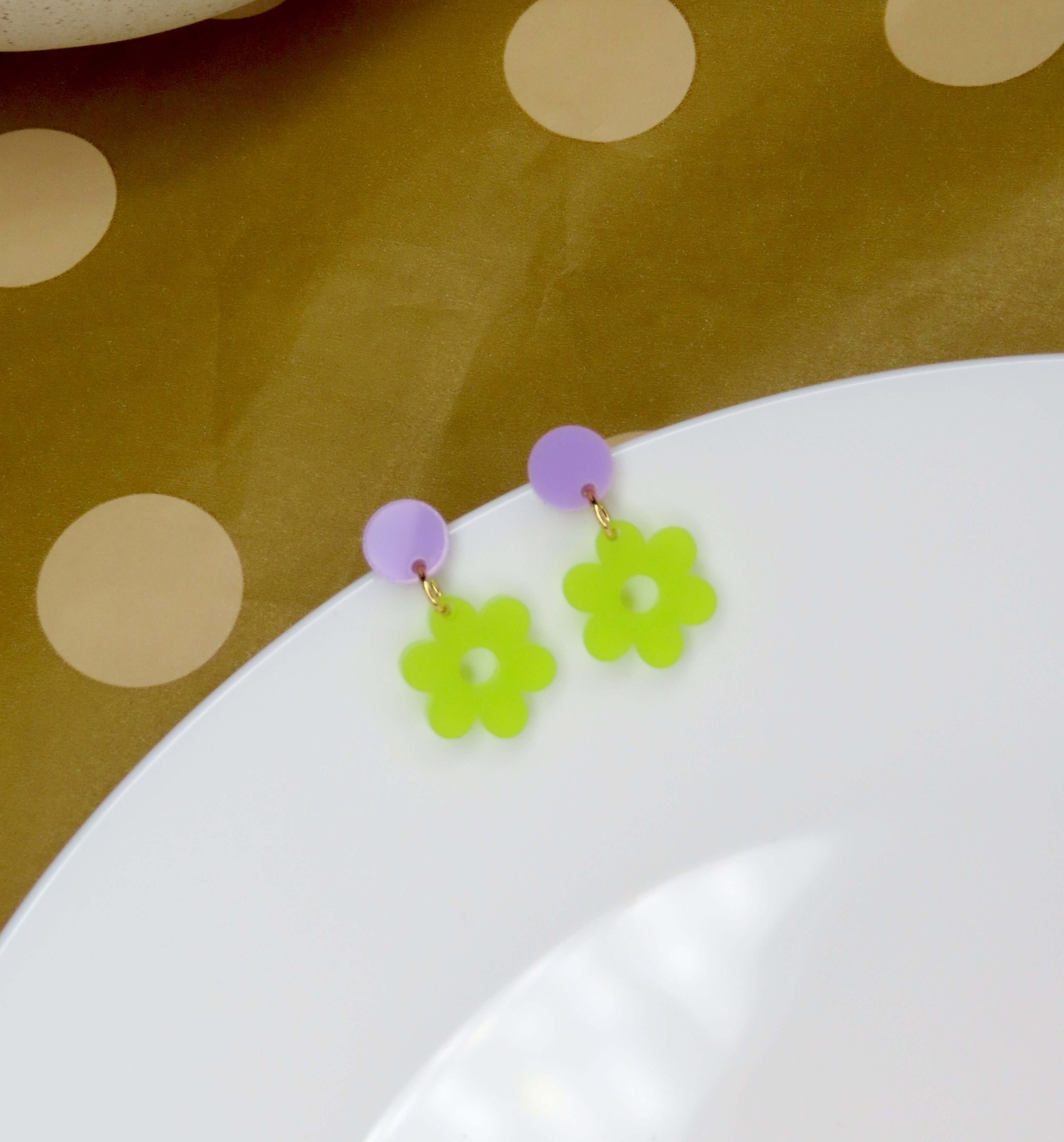 Single Daisy Acryl Ohrringe mit Edelstahlstecker in flieder lime