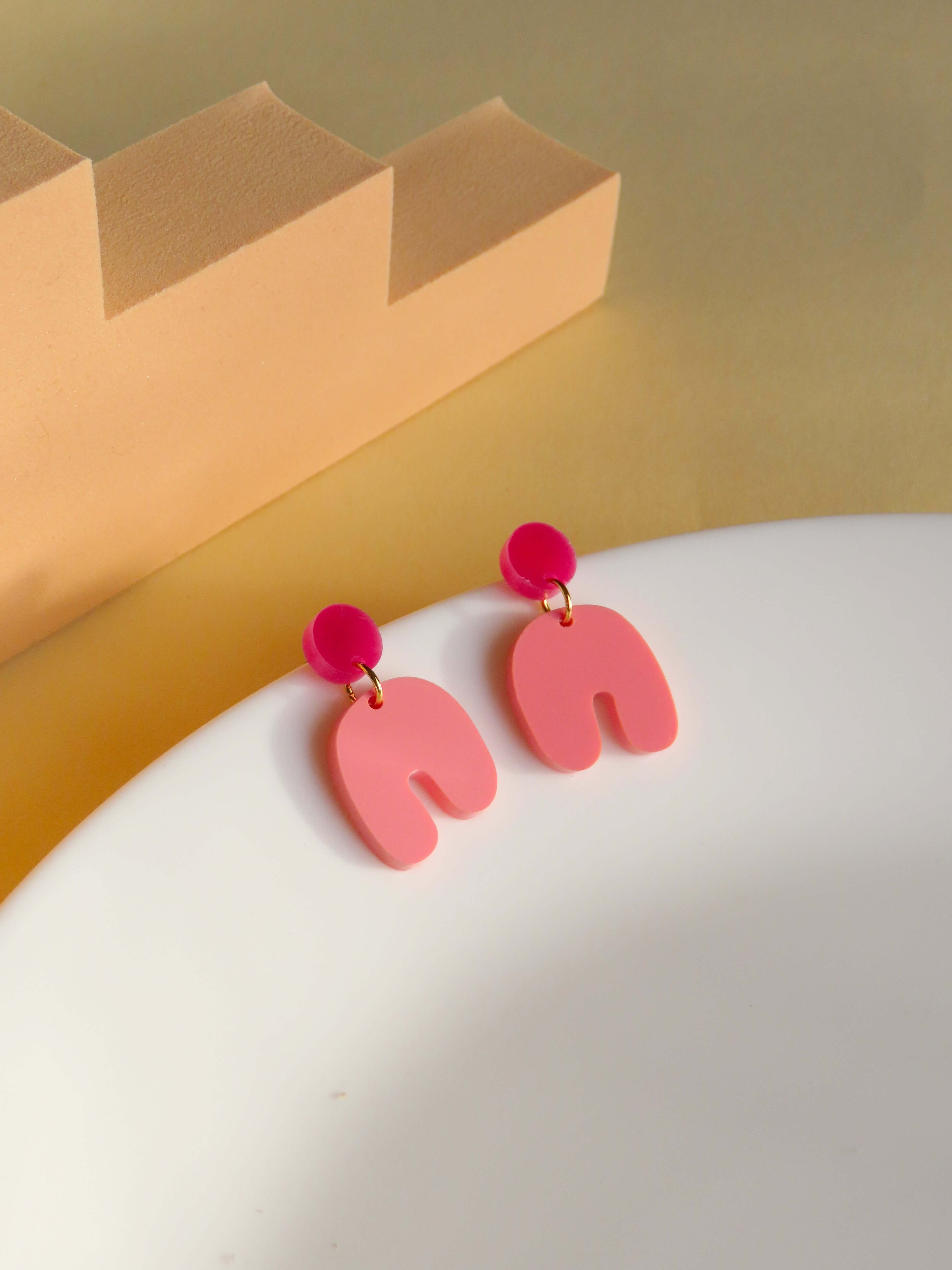 Kleine Squishy Arch Bogen Ohrringe in pink himbeer