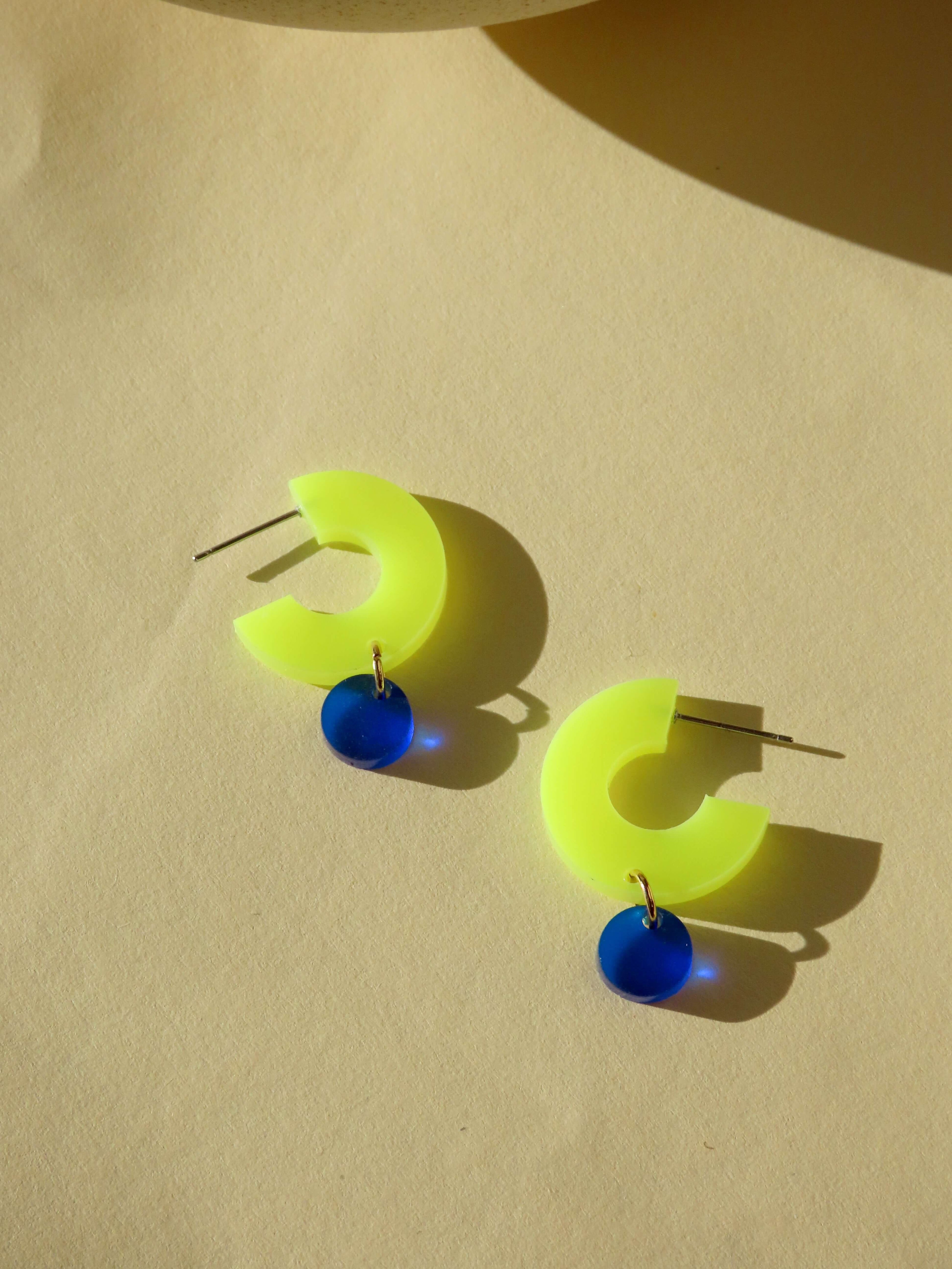 Creolen Silva aus Acryl und Edelstahl in neon gelb und tiefblau
