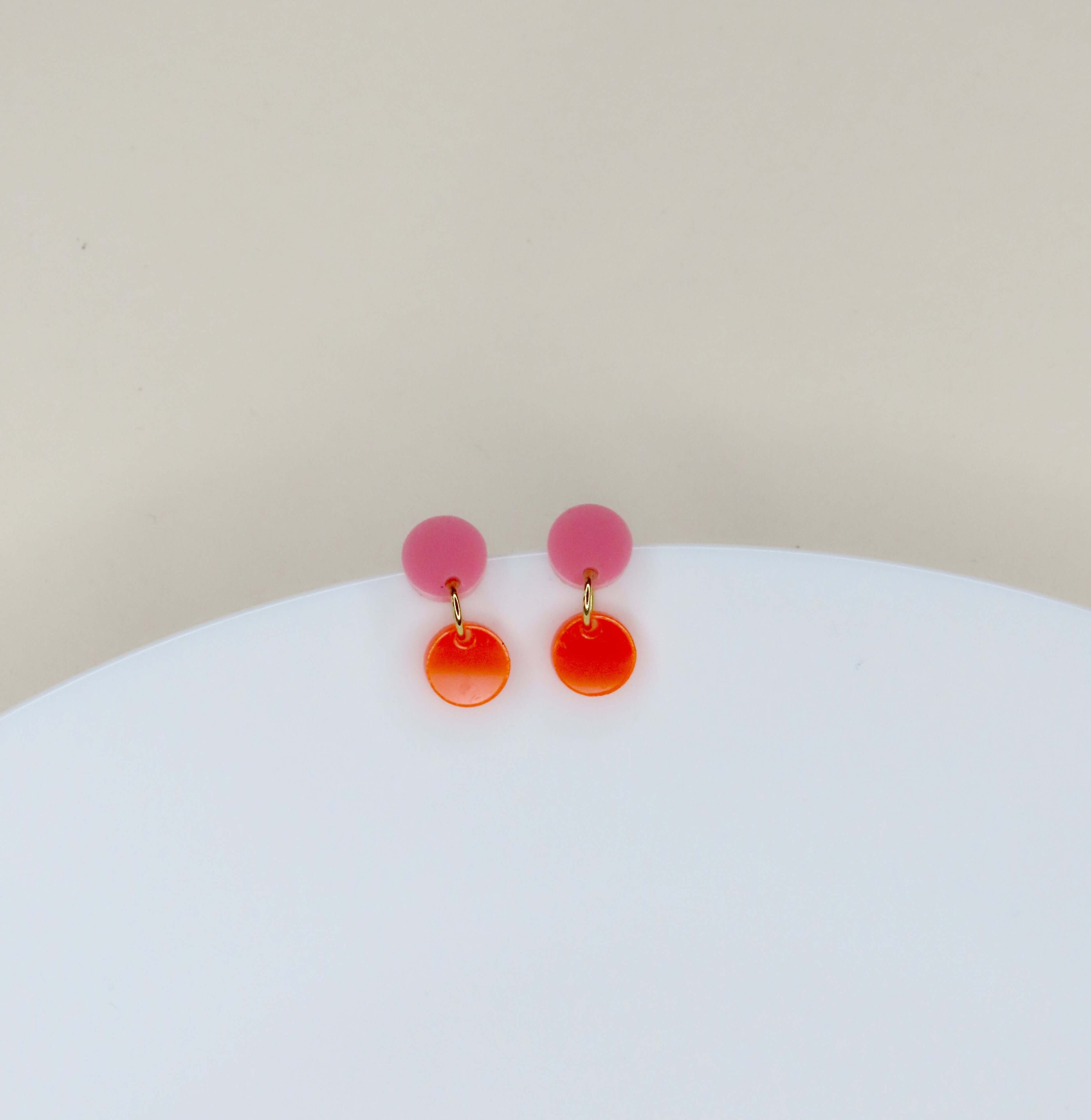 Dotty Acryl Ohrringe in rosa neonorange
