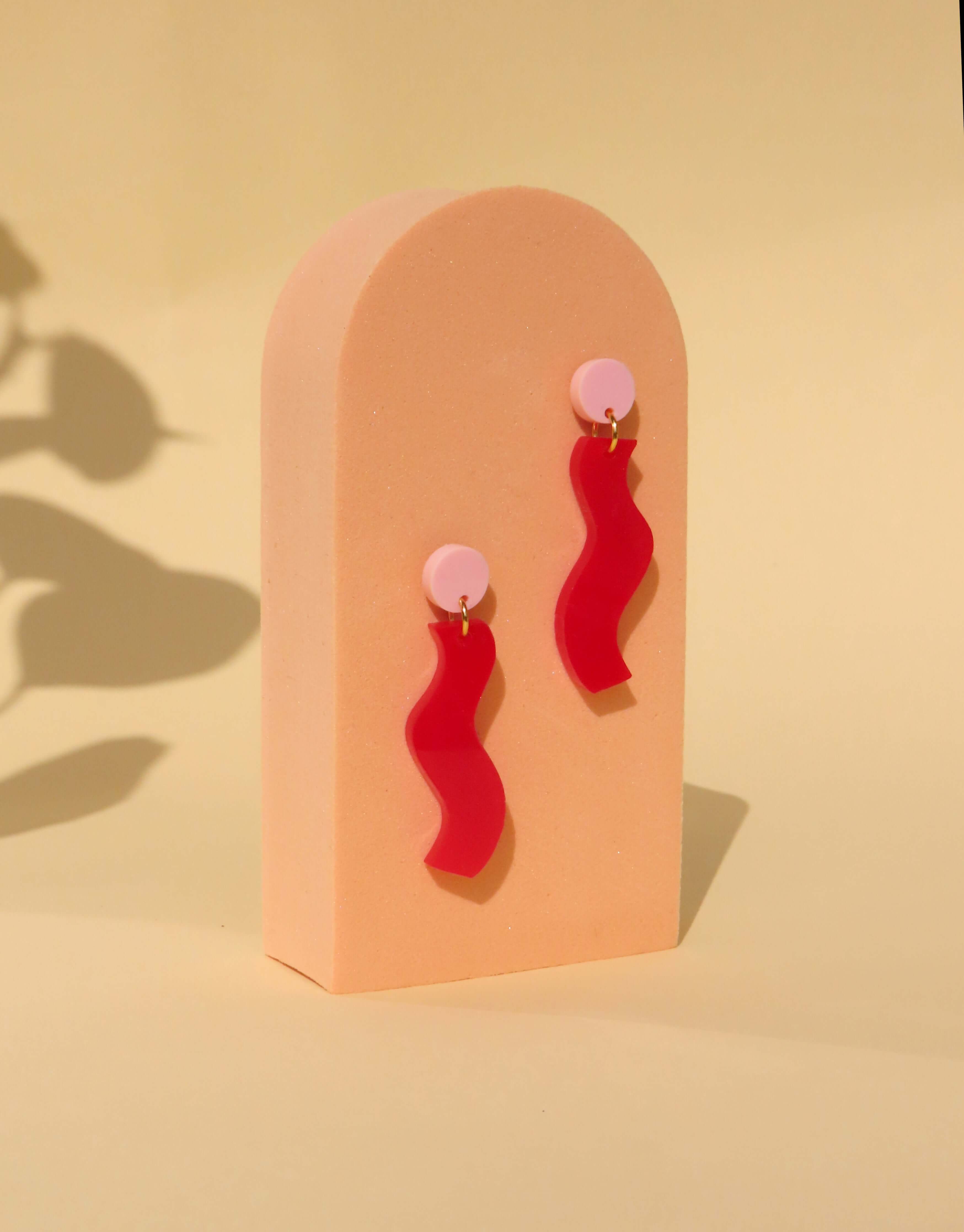 Wormly Ohrringe mit Edelstahl Steckern in rosa rot