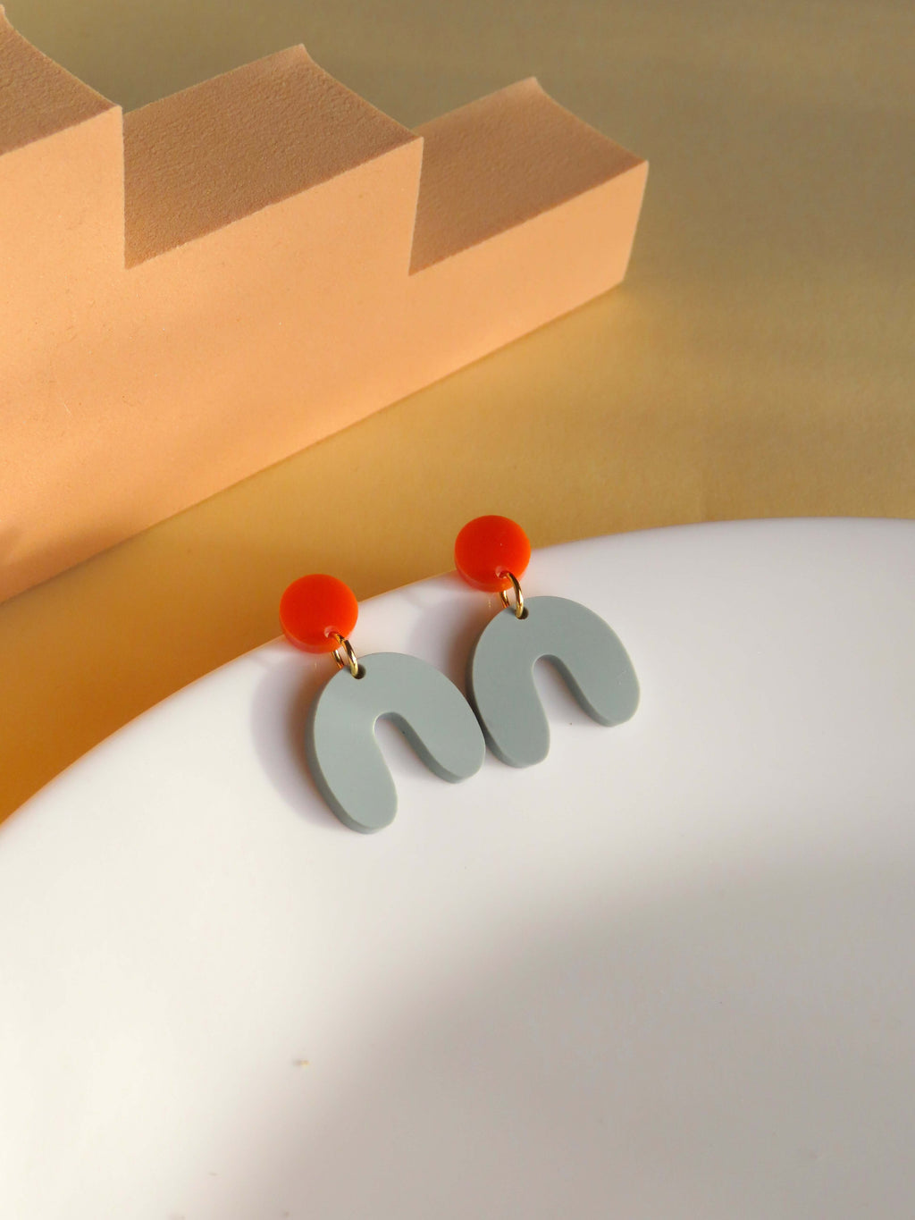 Kleine Arch Bogen Ohrringe in orange salbei