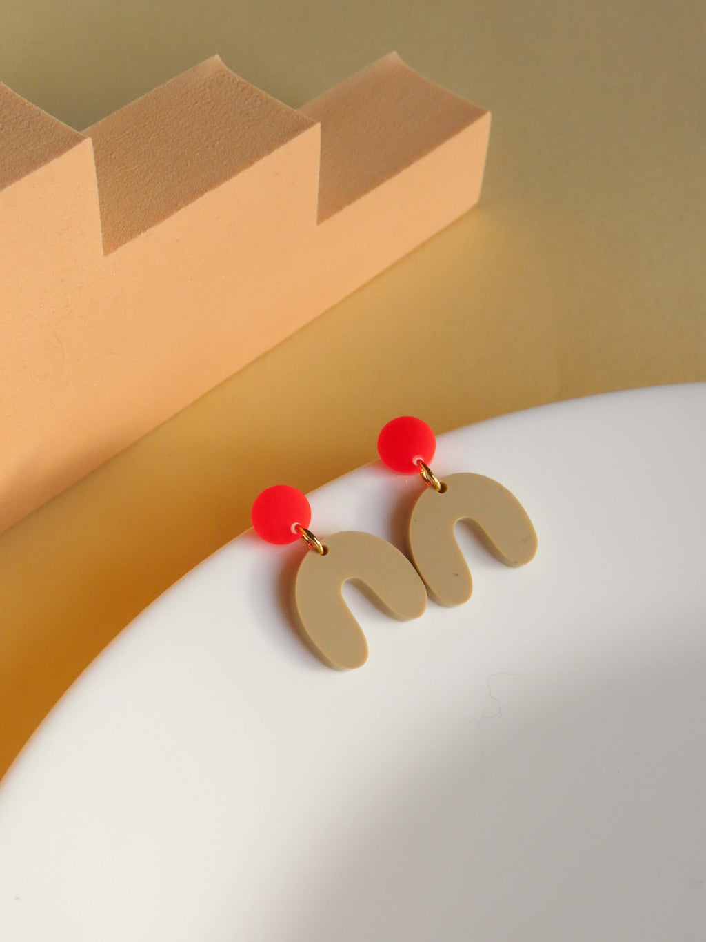 Kleine Arch Bogen Ohrringe in feuerrot beige