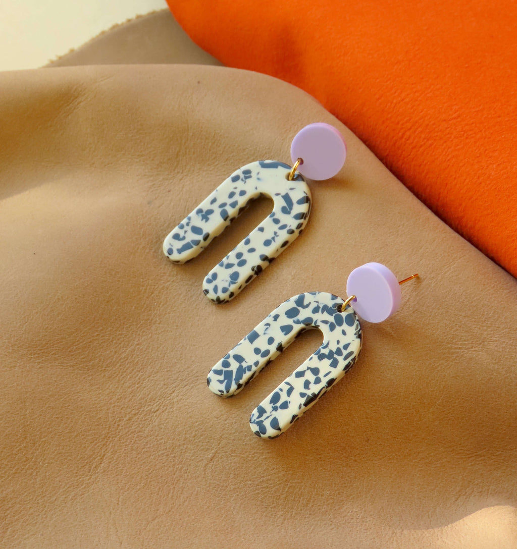 Slim Greige Dots Bogen Statement Ohrringe