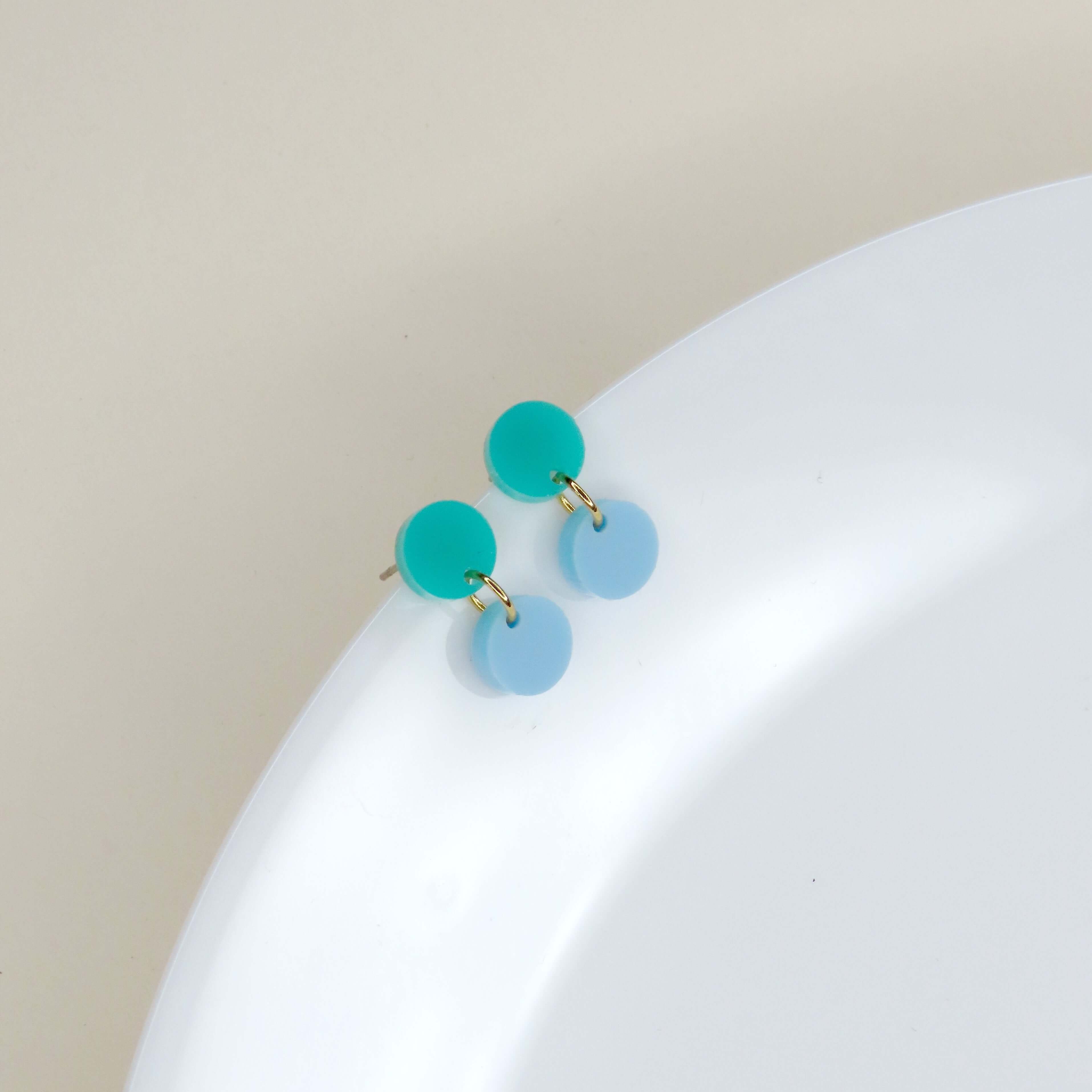 Dotty Acryl Ohrringe in türkis hellblau