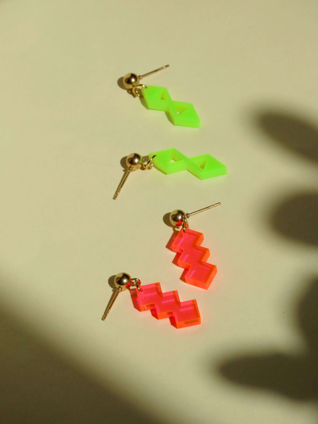 Geometrische Neon Acryl Ohrstecker – Einzigartige Doppelraute in Gelb-Grün