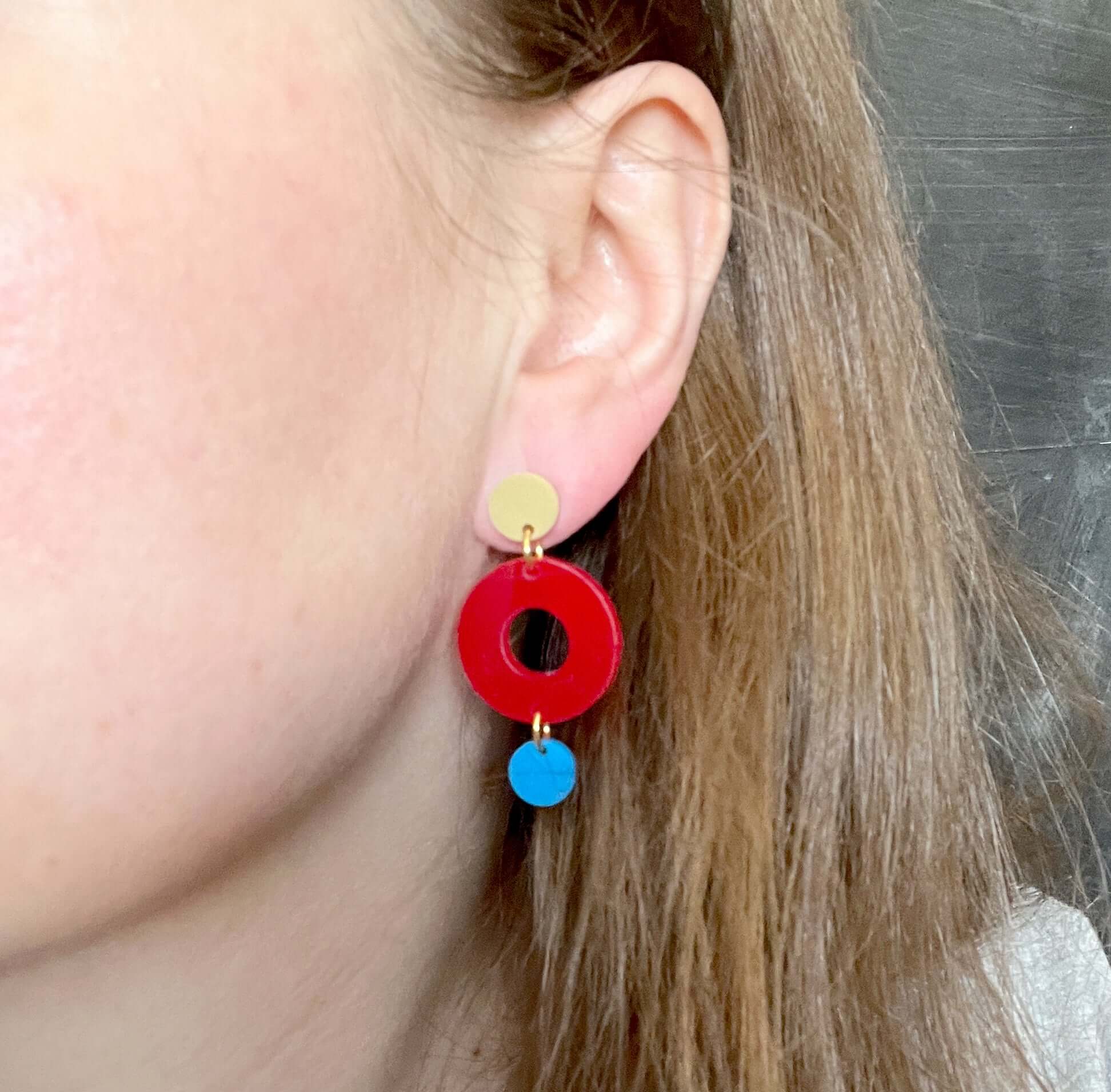 Colorblock Double Circle Ohrstecker in sand, rot und azurblau