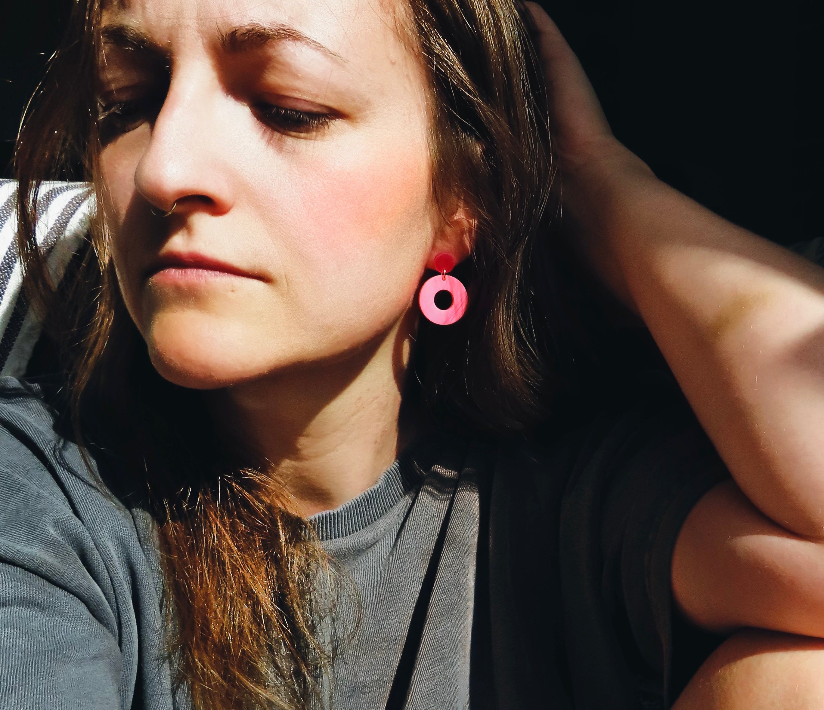 Colorblock Circle Ohrstecker in rot & rosa