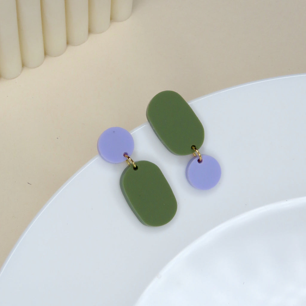 Big Claire asymmetrische Ohrringe in flieder olive