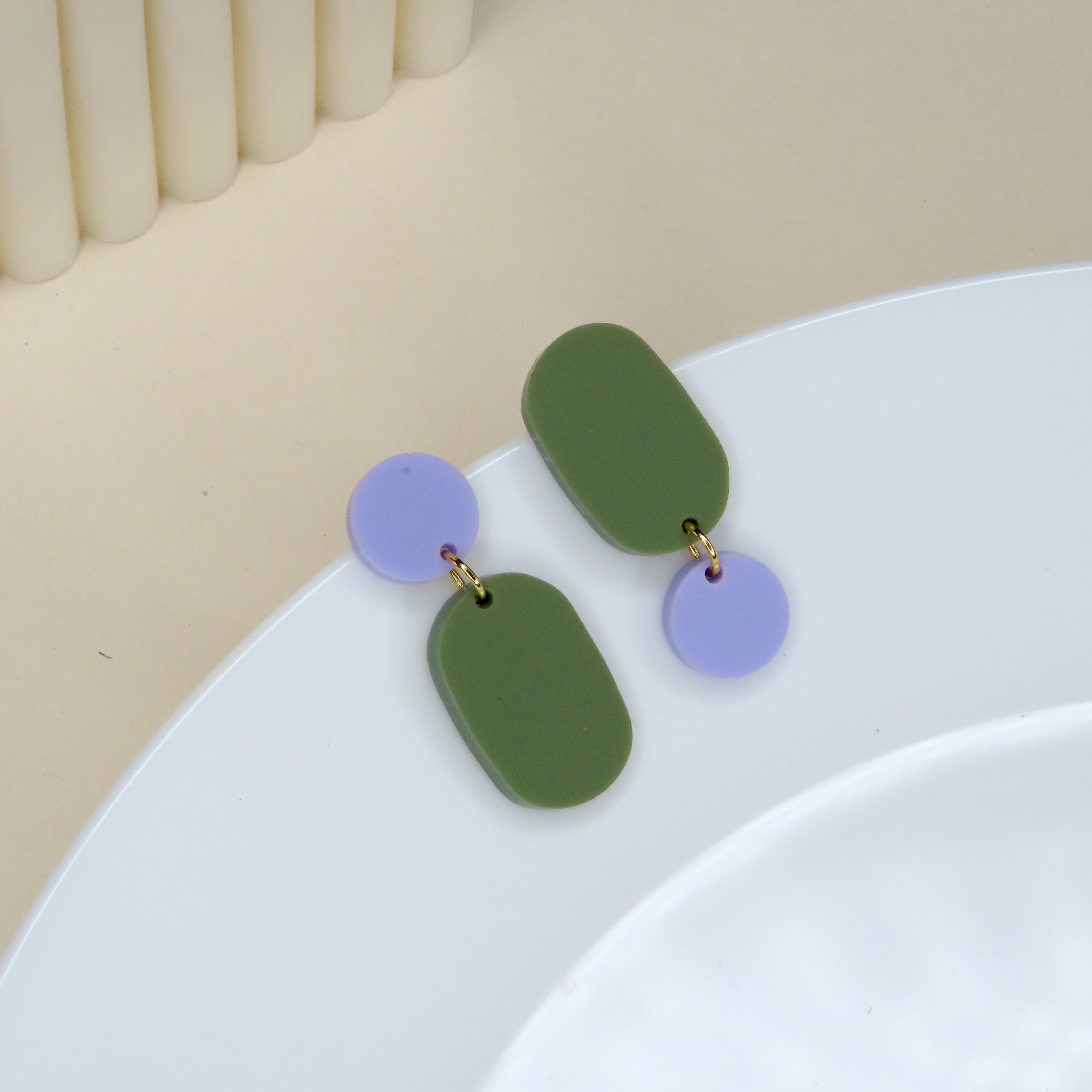 Big Claire asymmetrische Ohrringe in flieder olive