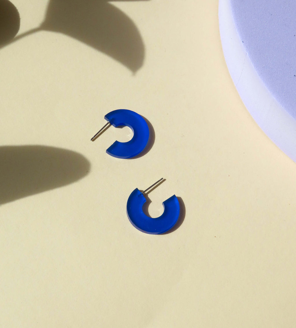 Creolen Simmi aus Acryl und Edelstahl in tiefblau