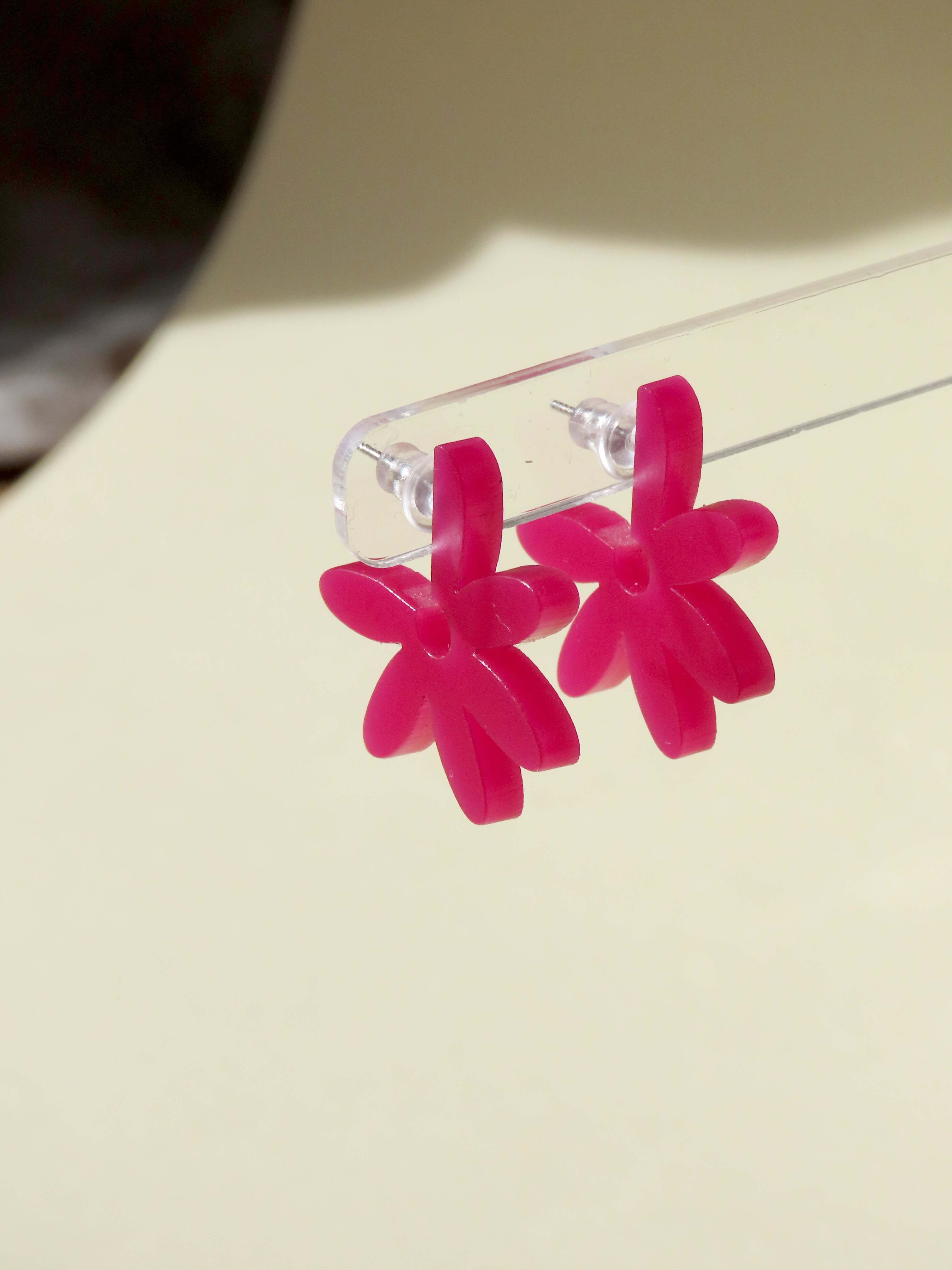 Creolen Flower aus Acryl und Edelstahl in brombeer