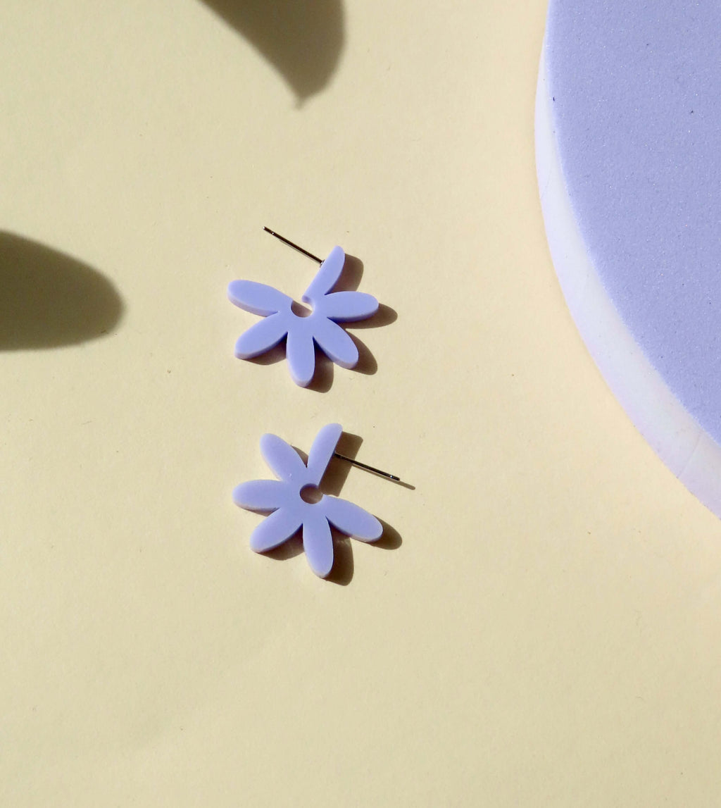 Creolen Flower aus Acryl und Edelstahl in flieder