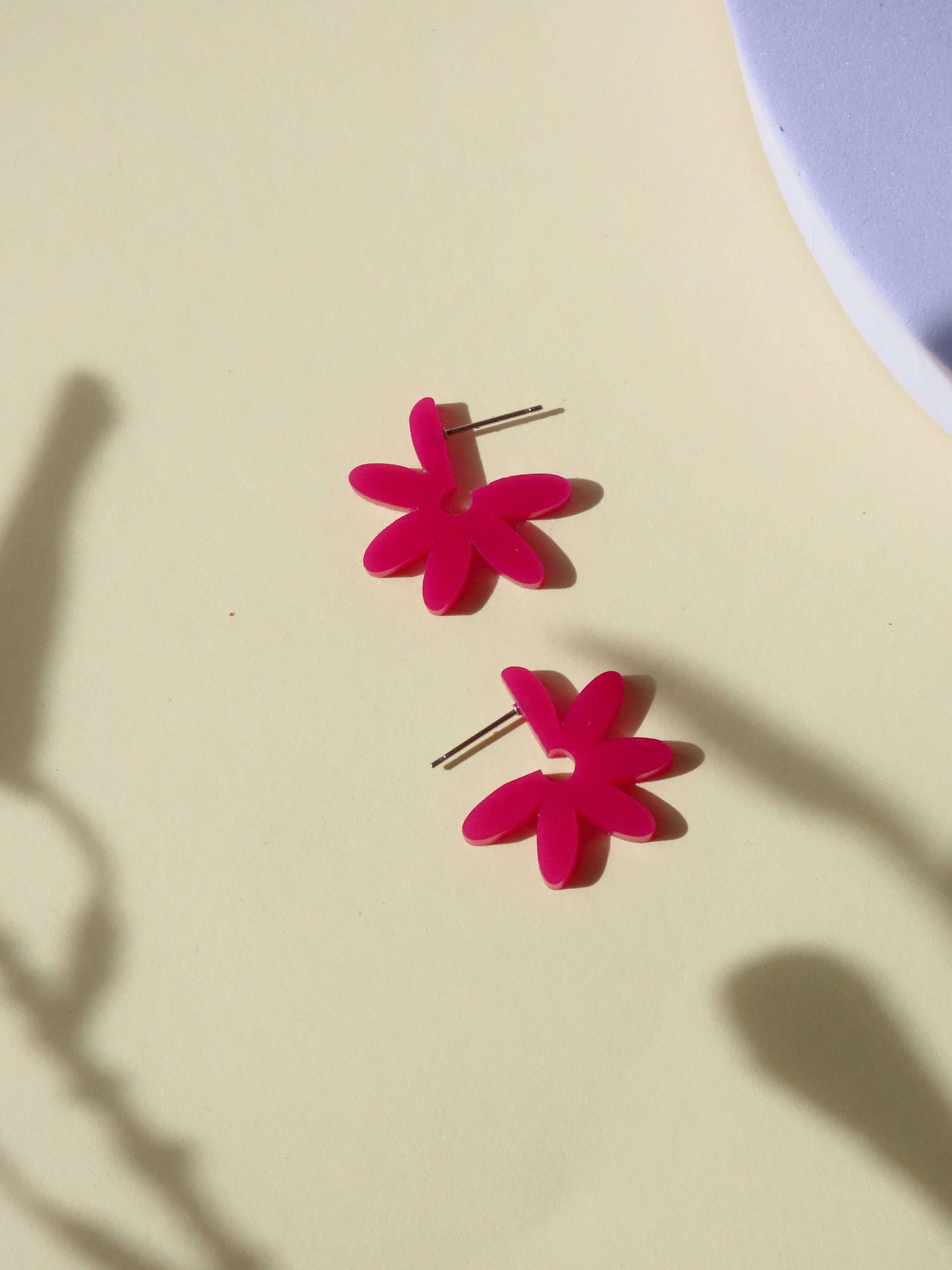 Creolen Flower aus Acryl und Edelstahl in brombeer