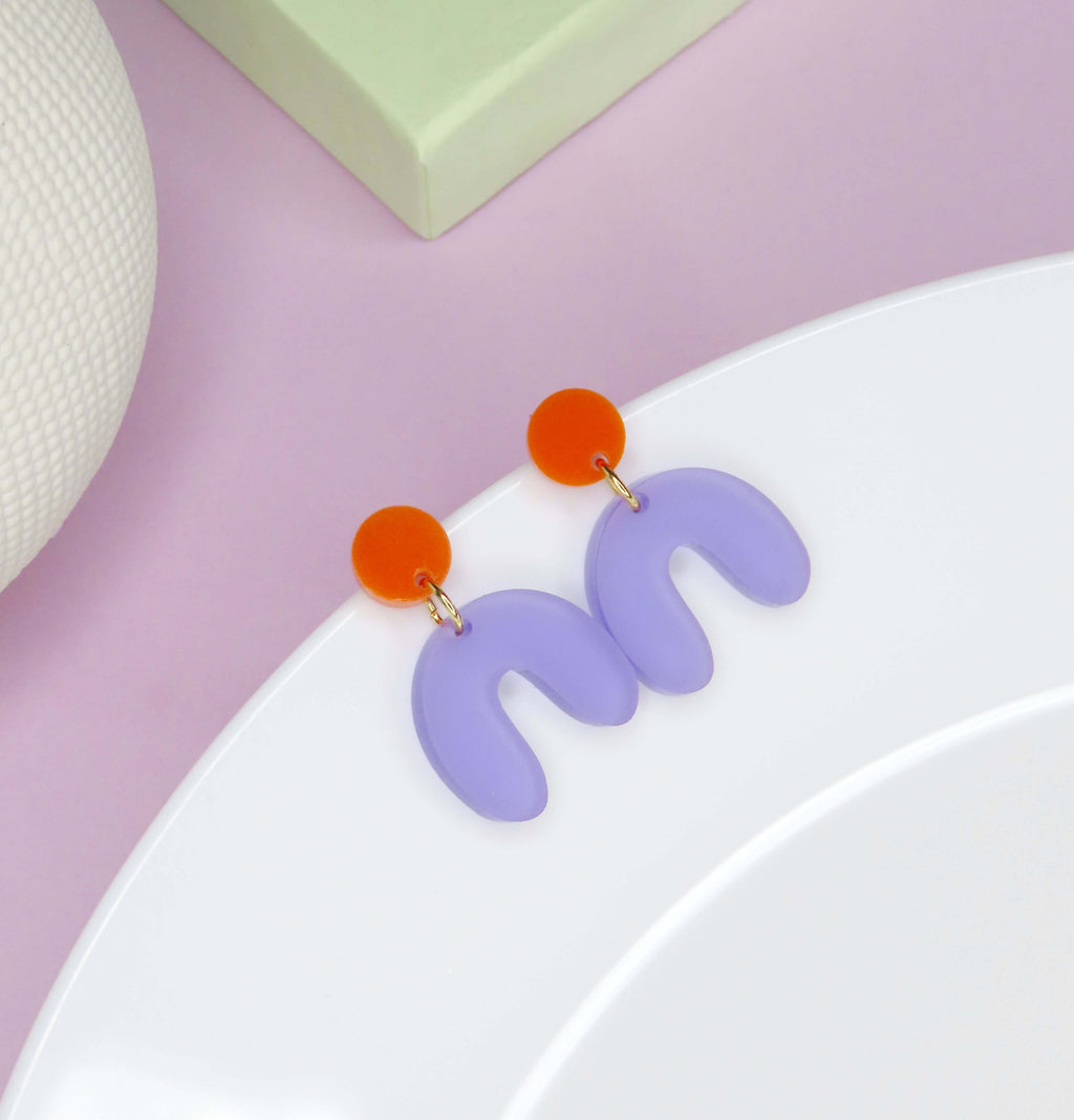 Kleine Arch Bogen Ohrringe in orange lila transparent