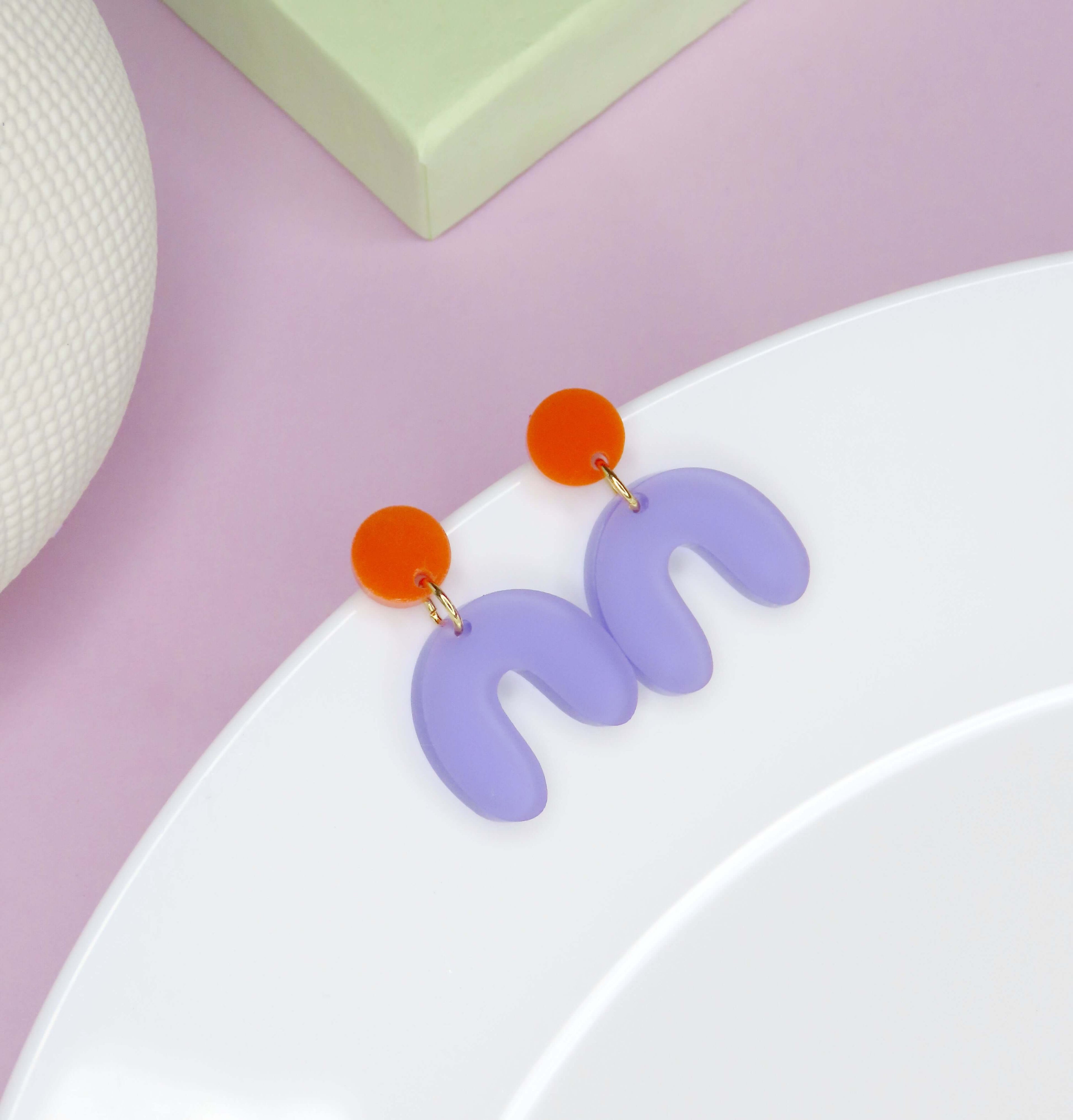 Kleine Arch Bogen Ohrringe in orange lila transparent