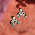 Greige Dots Bogen Statement Ohrringe