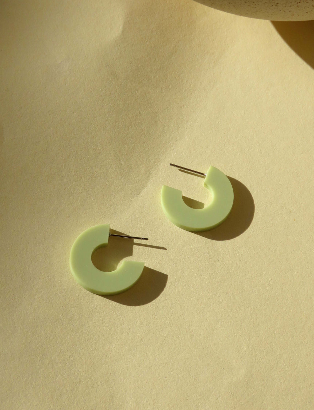 Creolen Simmi aus Acryl und Edelstahl in pastell lime