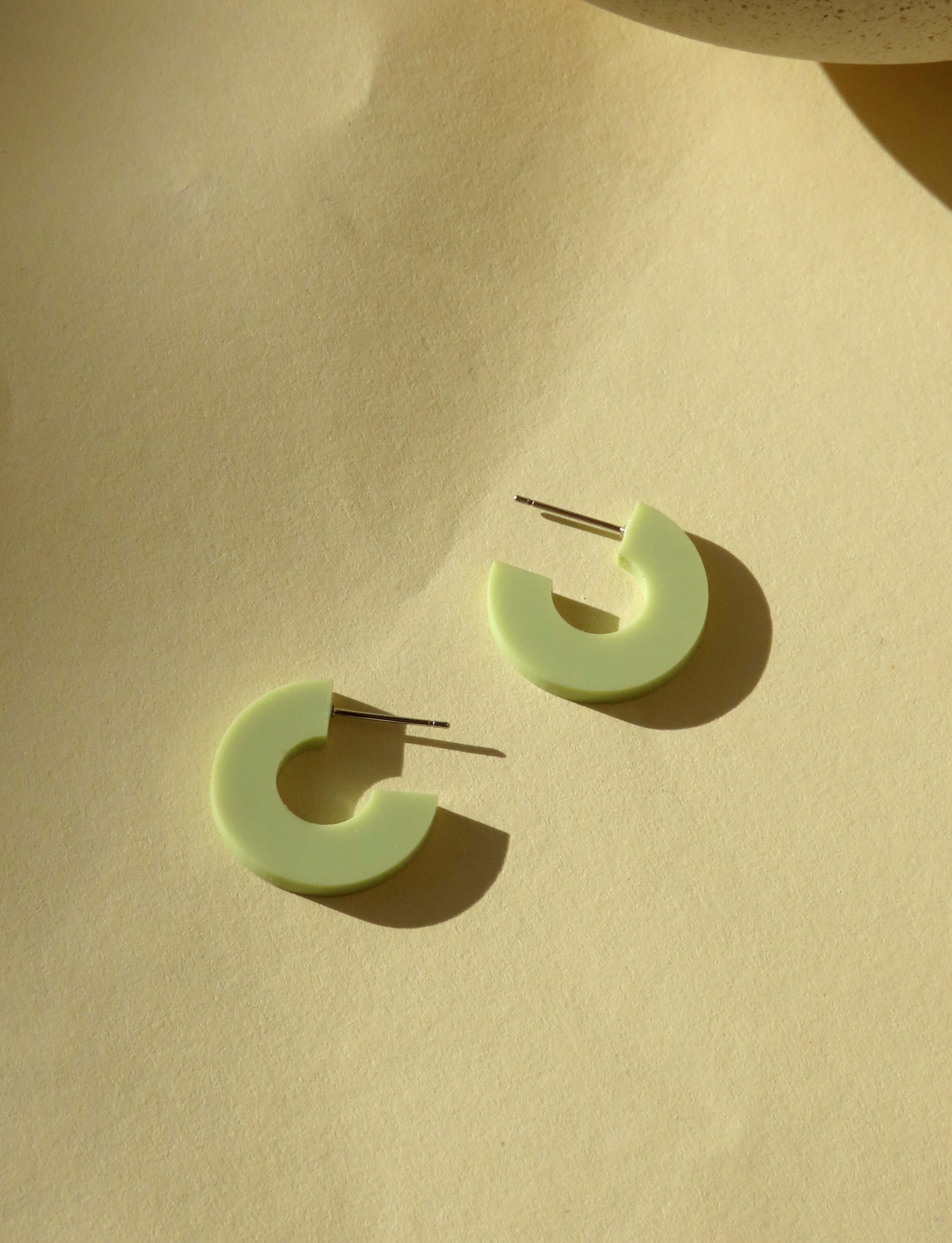 Creolen Simmi aus Acryl und Edelstahl in pastell lime