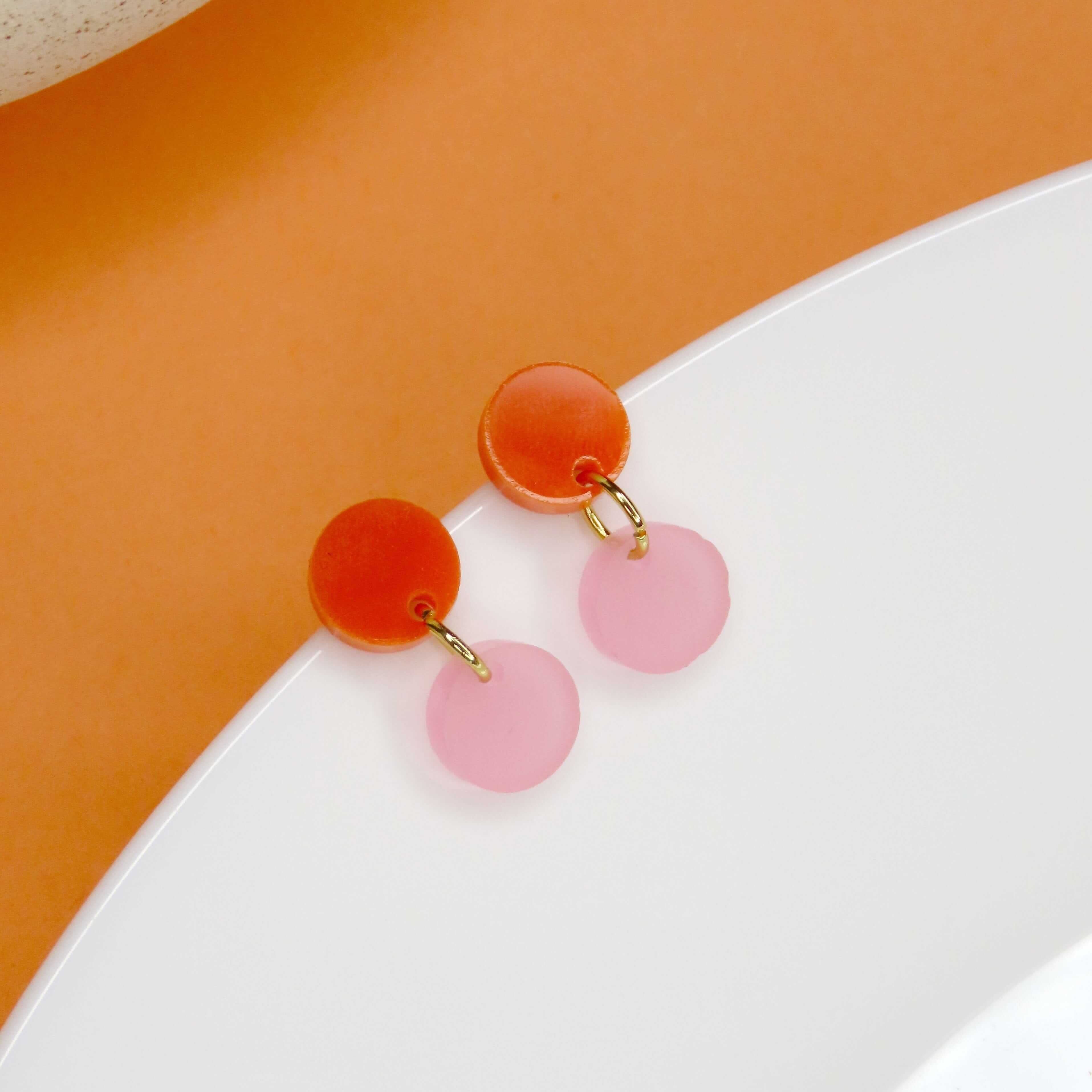 Dotty Acryl Ohrringe in orange eisrosa