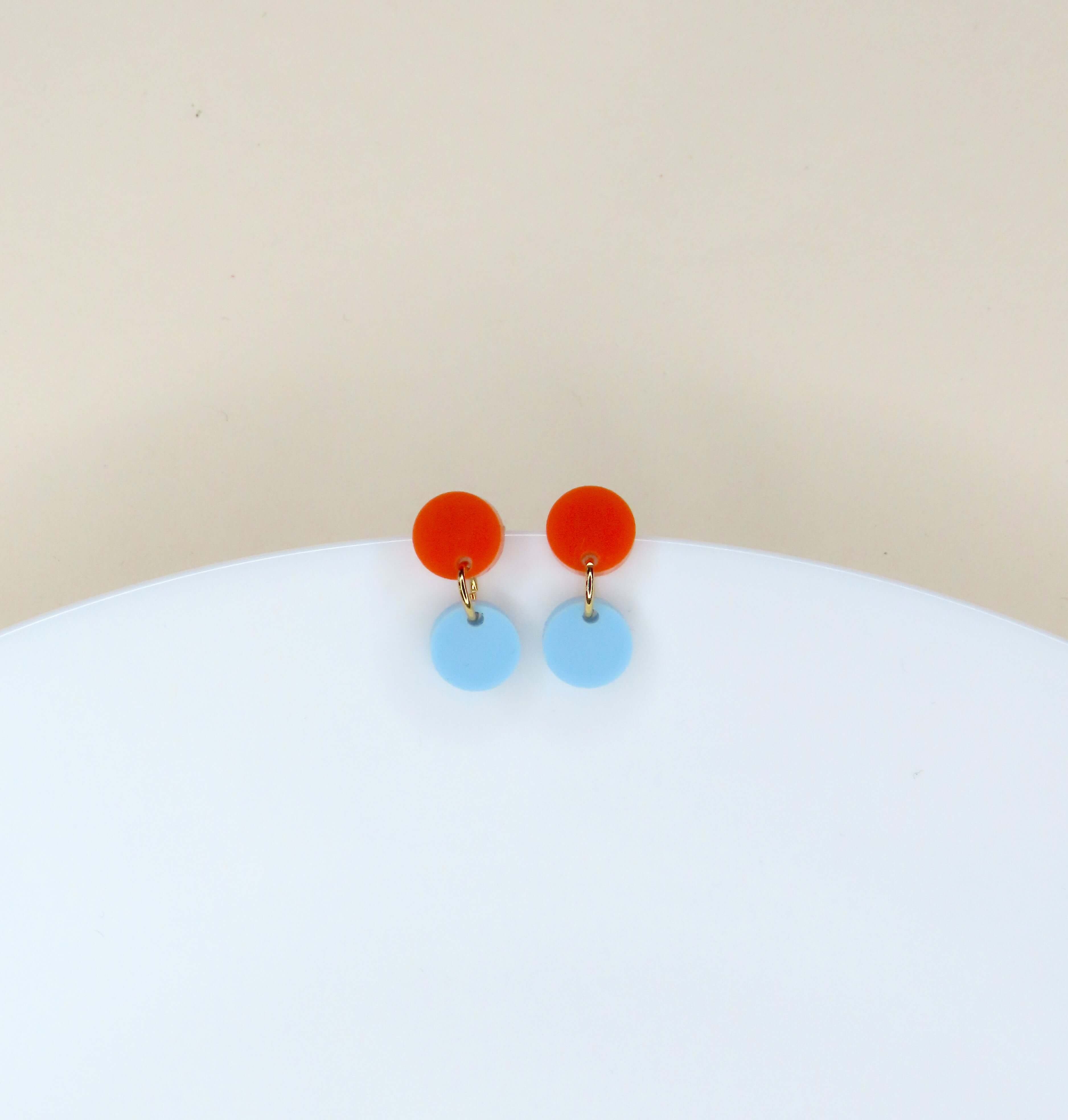 Dotty Acryl Ohrringe in orange hellblau
